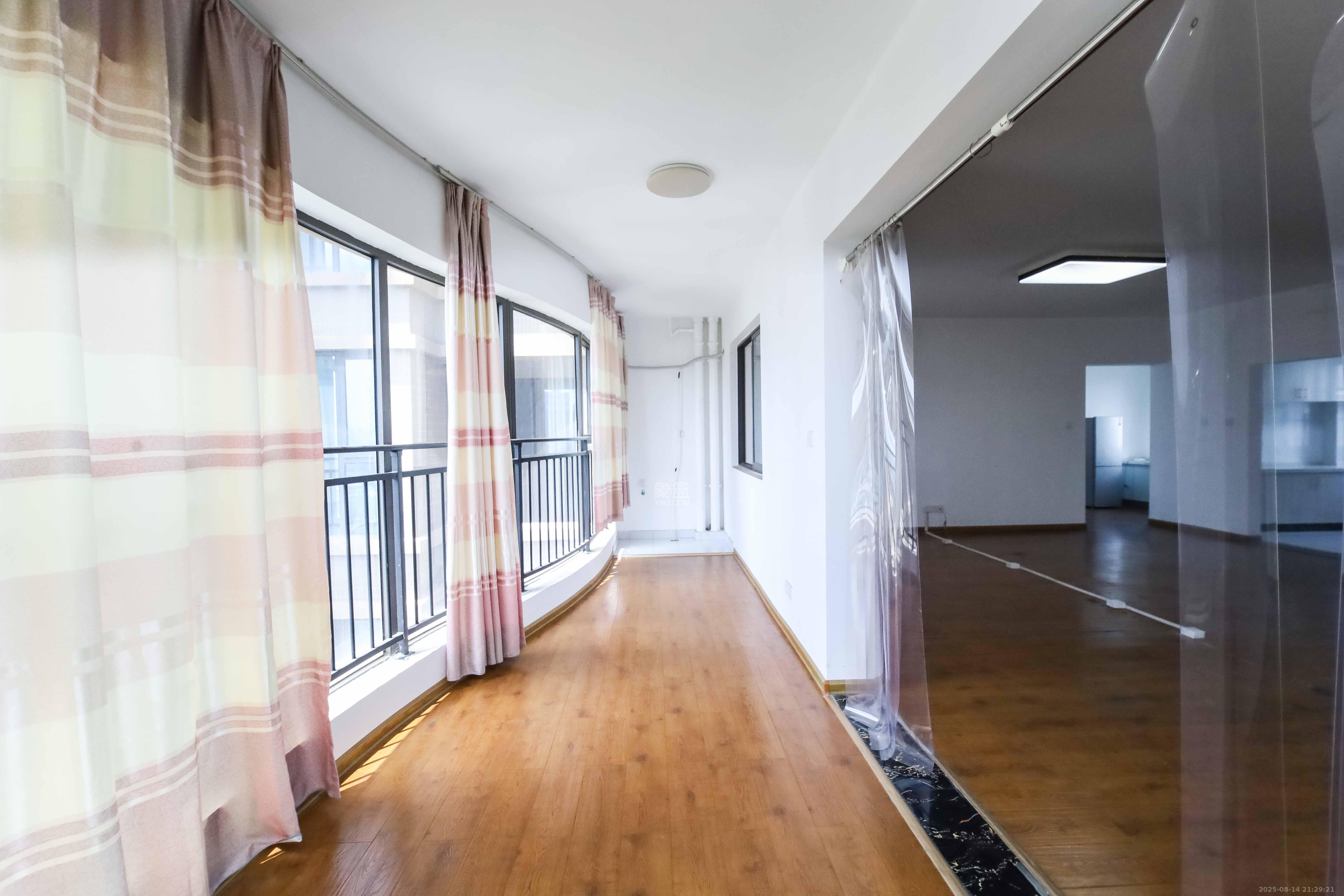 湘域熙岸 4室2厅2卫 240.0万 湘域熙岸 4室2厅2卫 240.0万阳台