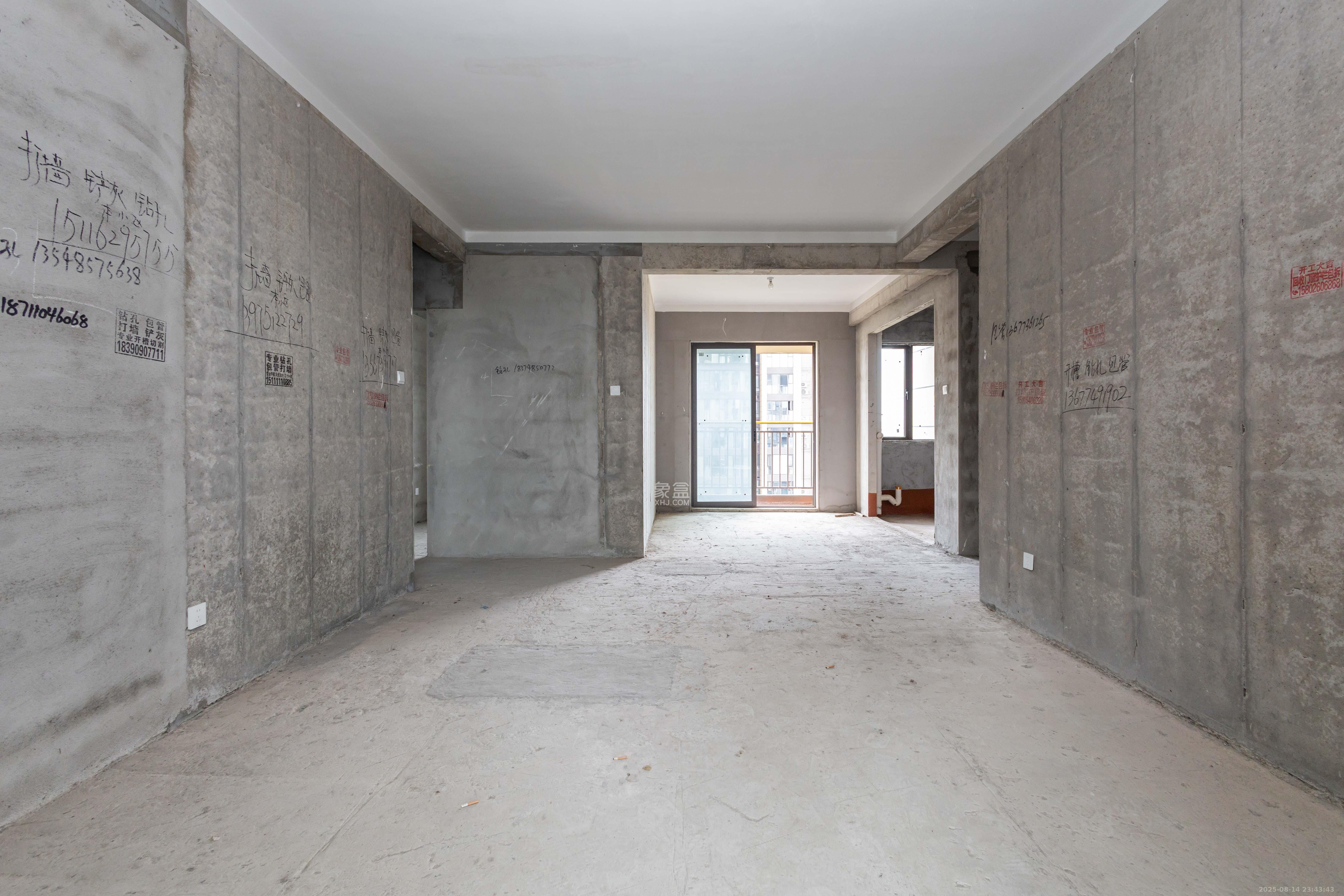 湘域芯城二期  3室2厅2卫    90.0万客厅