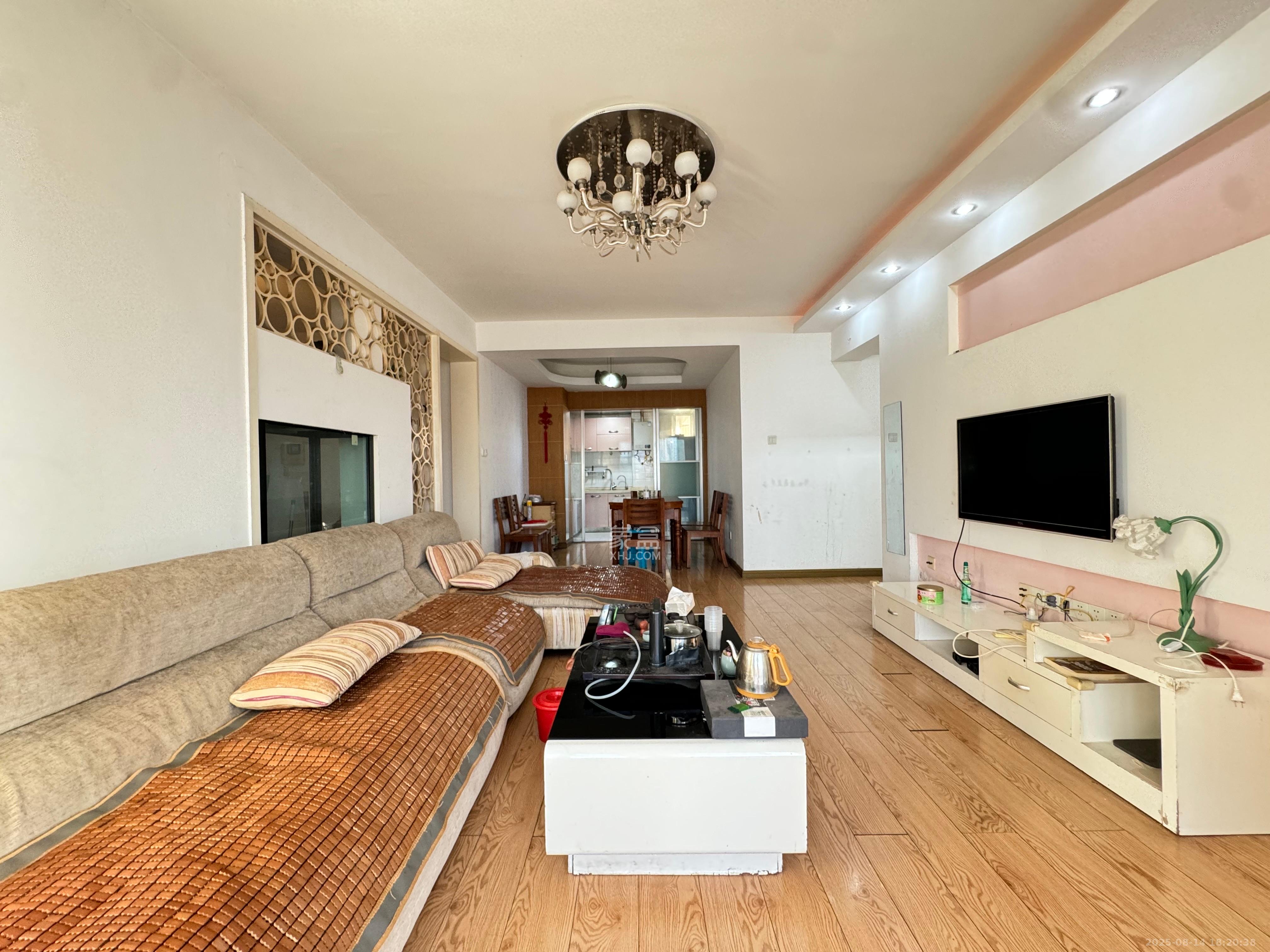 钱隆樽品(一、二、三期)  3室2厅2卫    2200.0元/月 钱隆樽品(一、二、三期)  3室2厅2卫    2200.0元/月