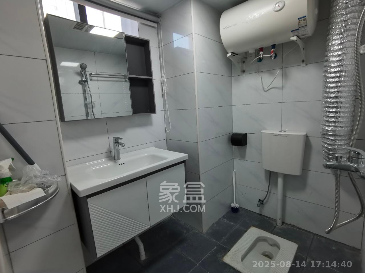 裕天国际商汇中心  4室1厅1卫    2200.0元/月 裕天国际商汇中心  4室1厅1卫    2200.0元/月室内图