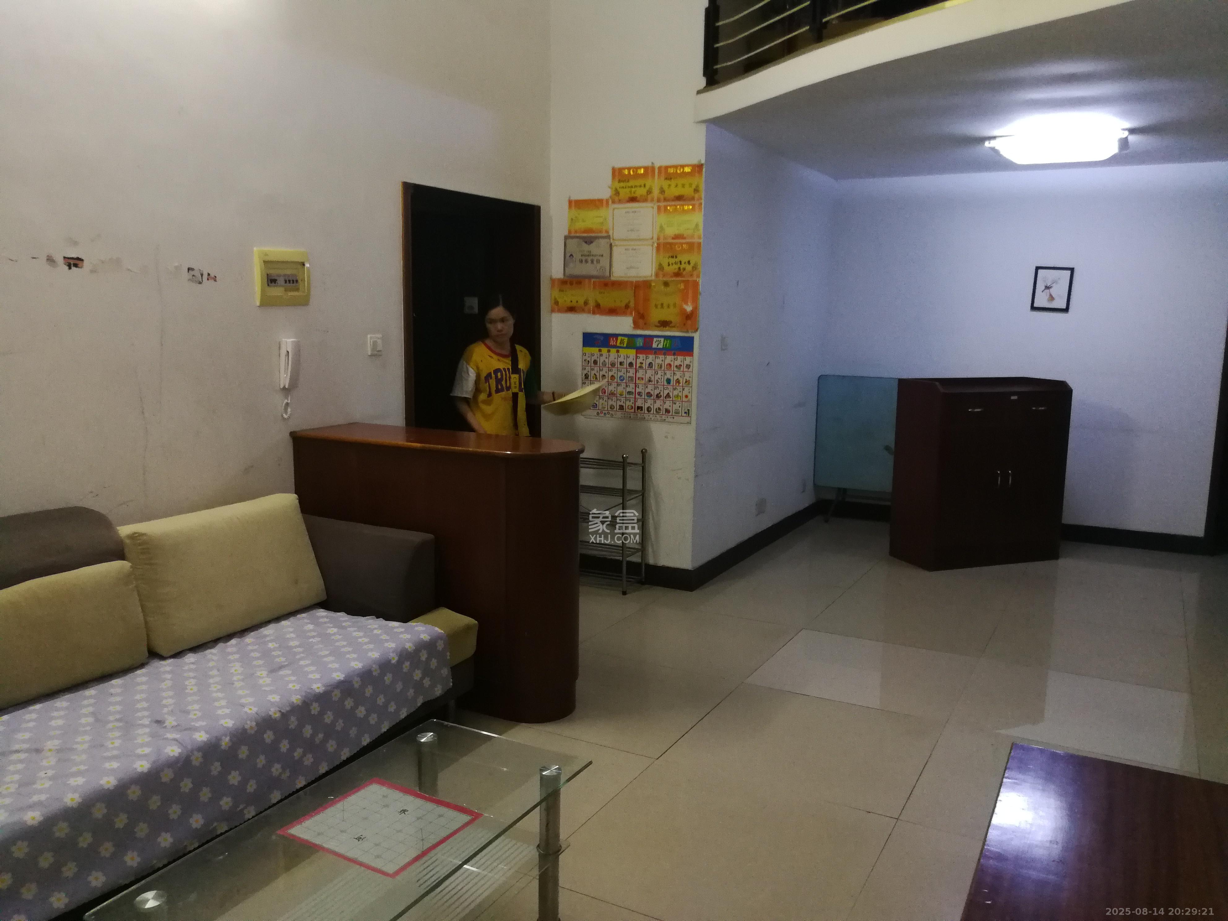 恩瑞麓山名园(龙王港小区) 1室2厅1卫 1800.0元/月 恩瑞麓山名园(龙王港小区) 1室2厅1卫 1800.0元/月室内图