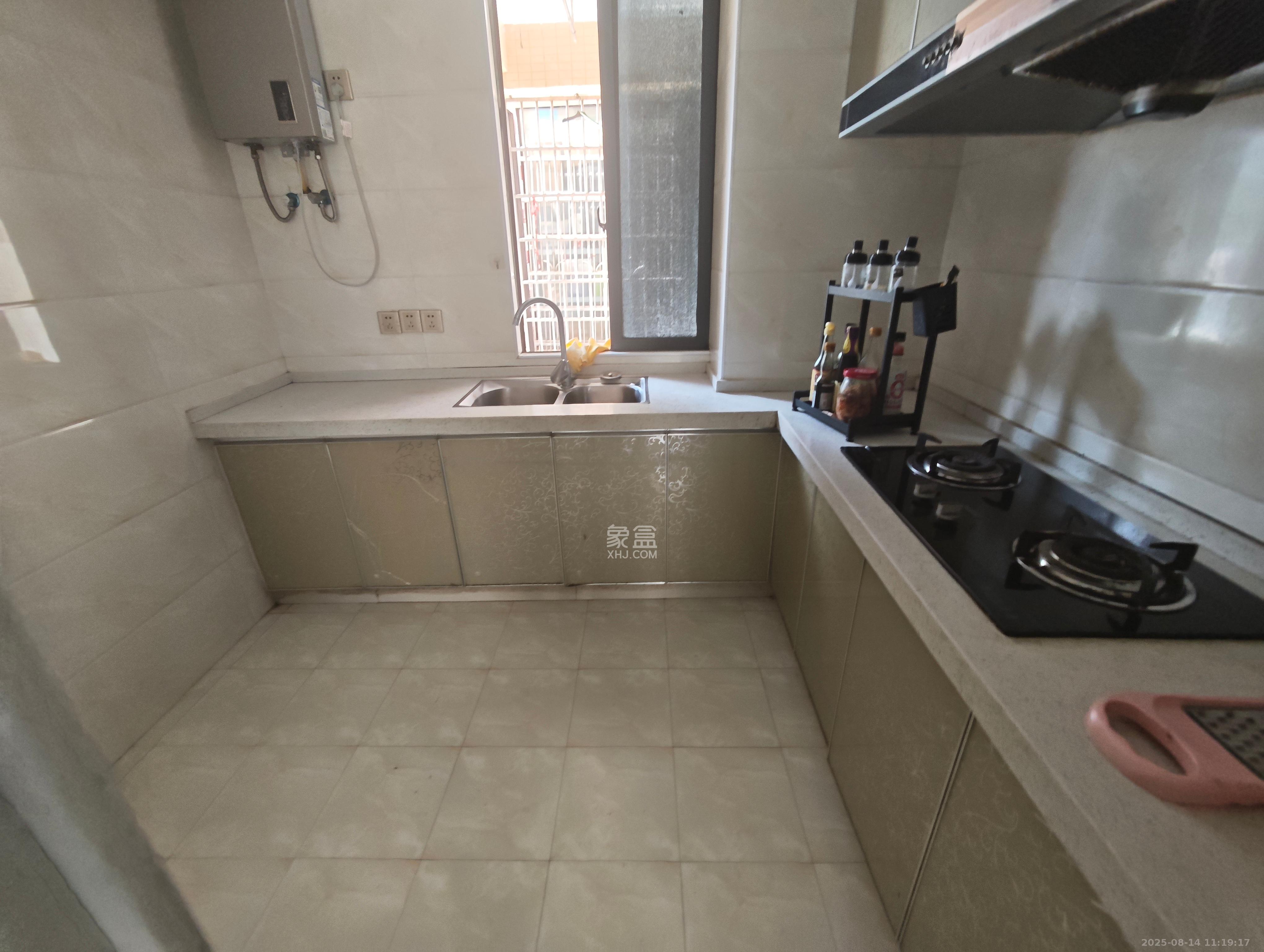 康斯丹郡(融程领秀佳园)  3室2厅1卫    1800.0元/月 康斯丹郡(融程领秀佳园)  3室2厅1卫    1800.0元/月室内图