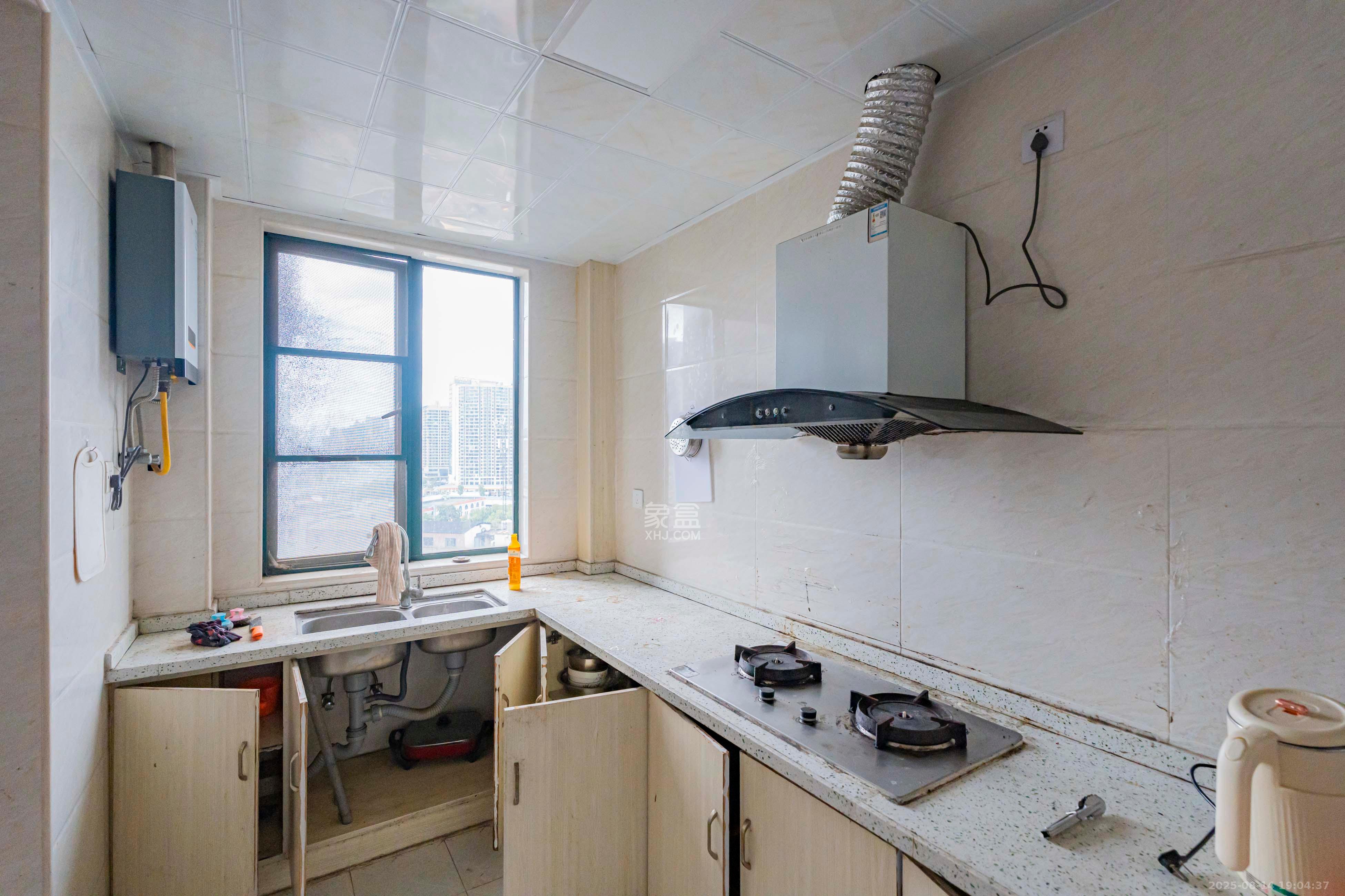 绿洲花园  3室2厅2卫    115.0万厨房