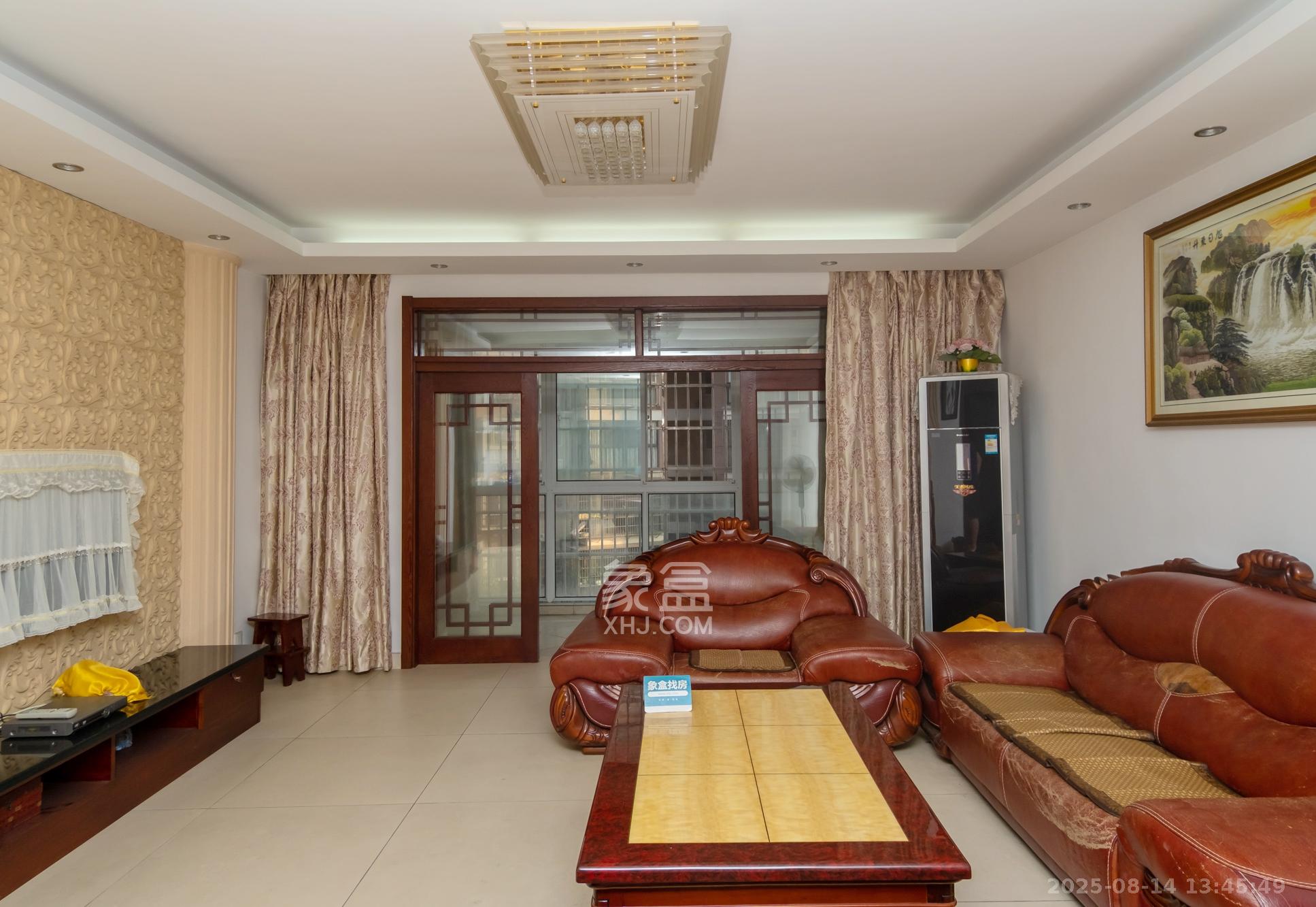 长丰星城 5室2厅1卫 145.0万 长丰星城 5室2厅1卫 145.0万客厅