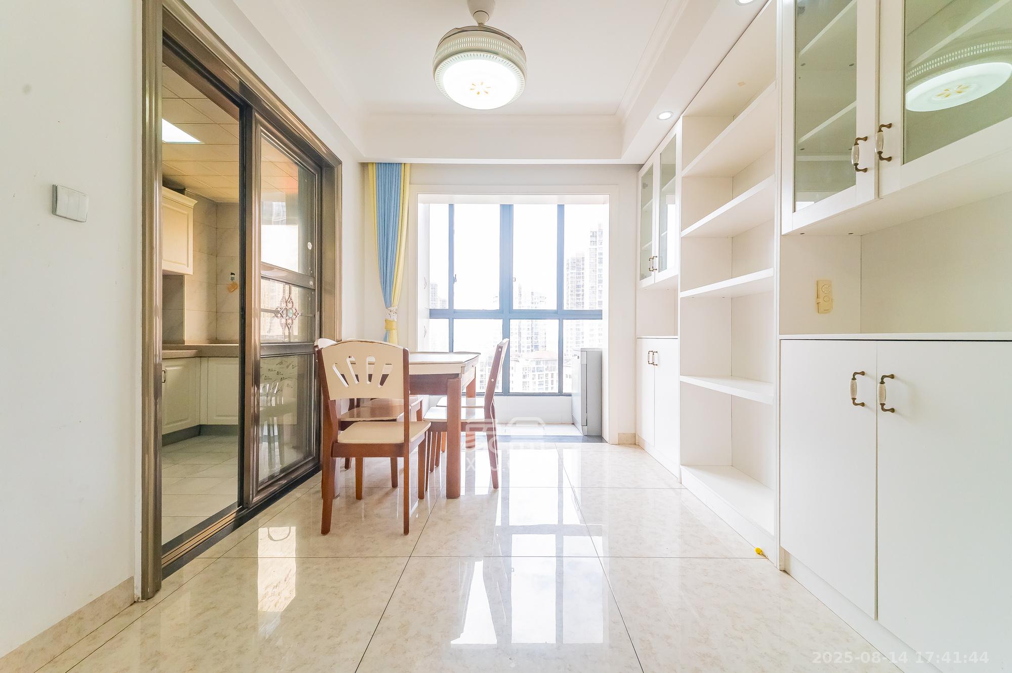 深业睿城 4室2厅1卫 115.0万 深业睿城 4室2厅1卫 115.0万客厅