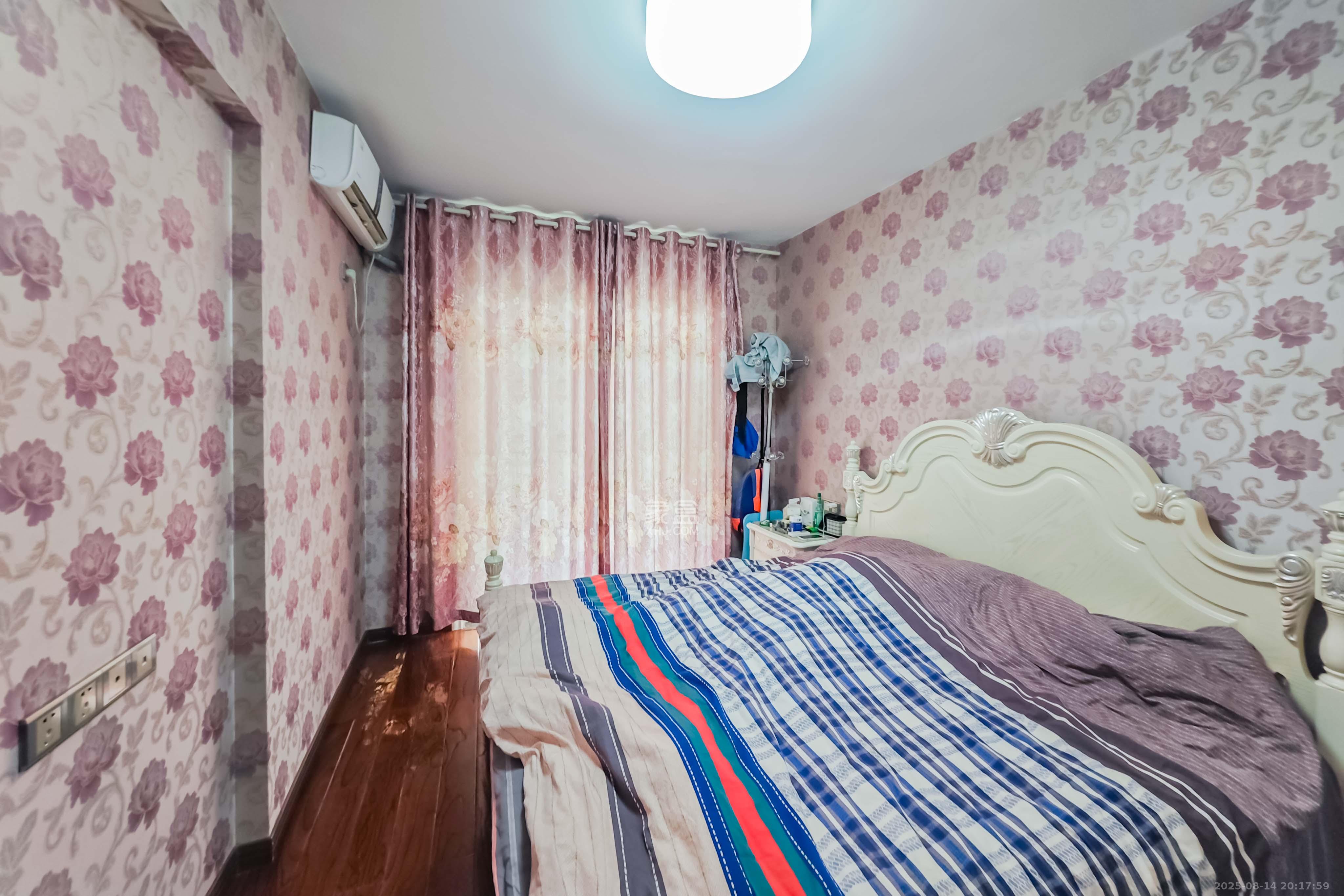 融科东南海  4室2厅2卫    135.0万 融科东南海  4室2厅2卫    135.0万卧室