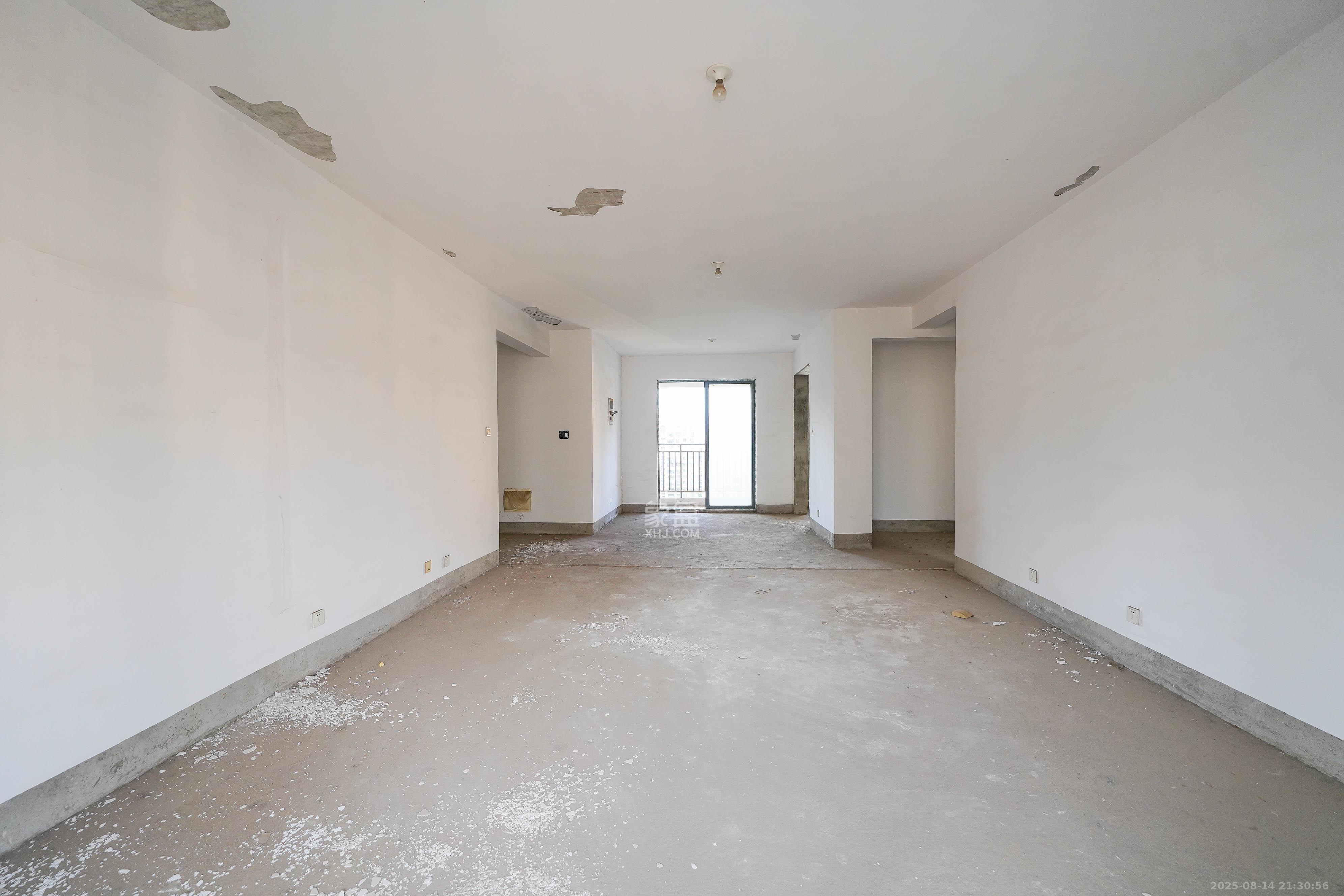 和美星城 4室2厅2卫 130.0万 和美星城 4室2厅2卫 130.0万客厅