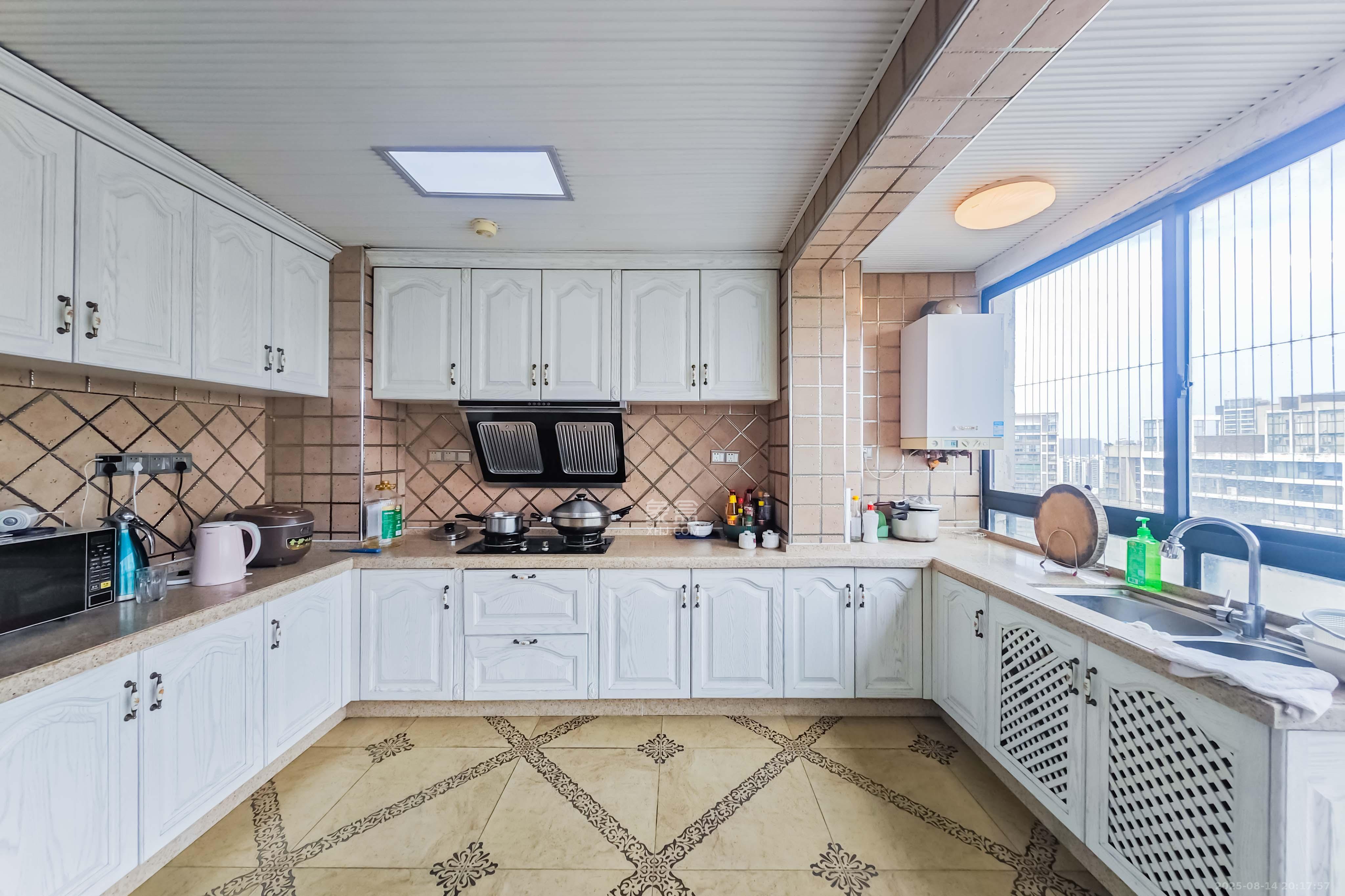 融科东南海  4室2厅2卫    135.0万 融科东南海  4室2厅2卫    135.0万厨房