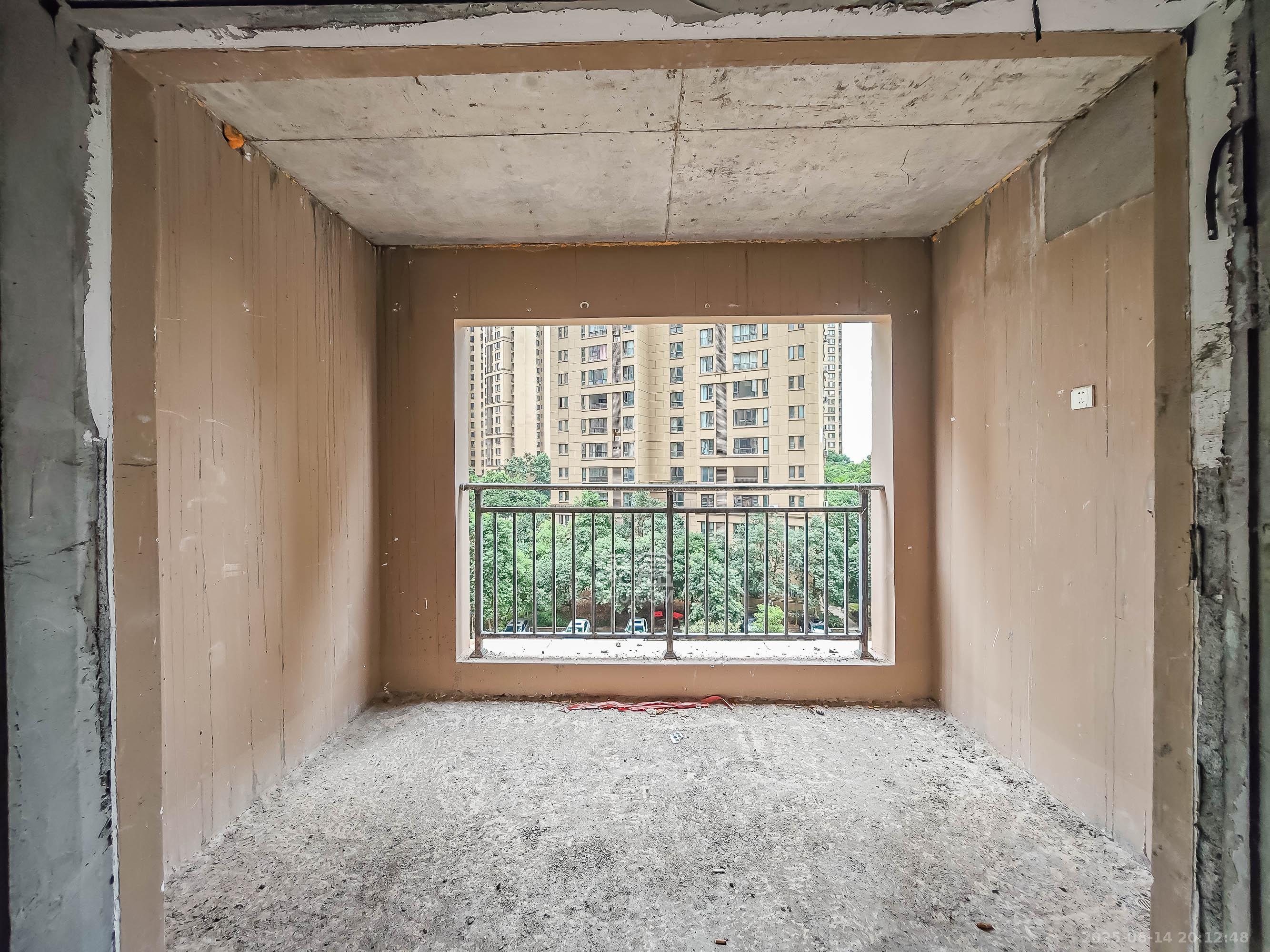 邦盛水岸御园 4室2厅2卫 65.8万 邦盛水岸御园 4室2厅2卫 65.8万阳台