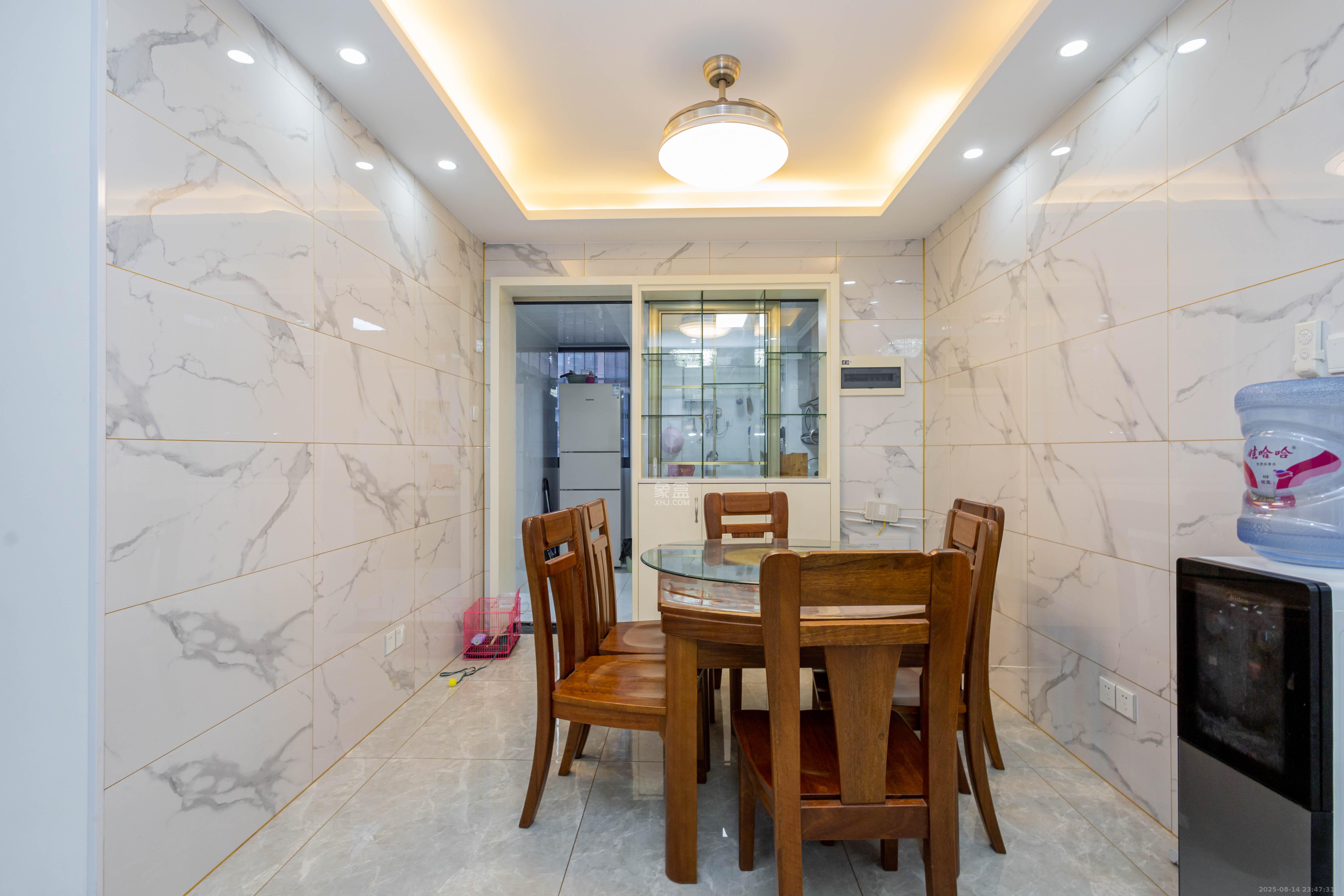 海德公园  4室2厅1卫    88.0万客厅