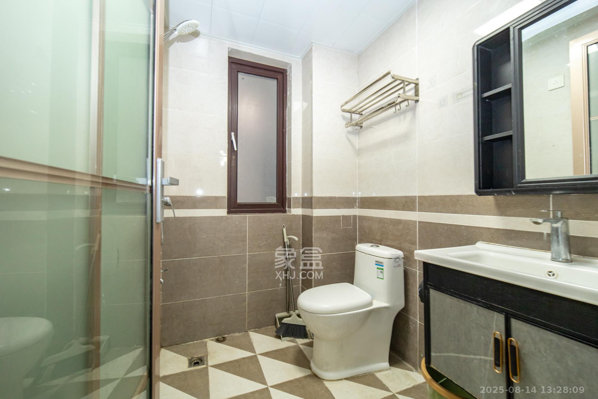 新长海广场  3室2厅1卫    64.9万 新长海广场  3室2厅1卫    64.9万卫生间