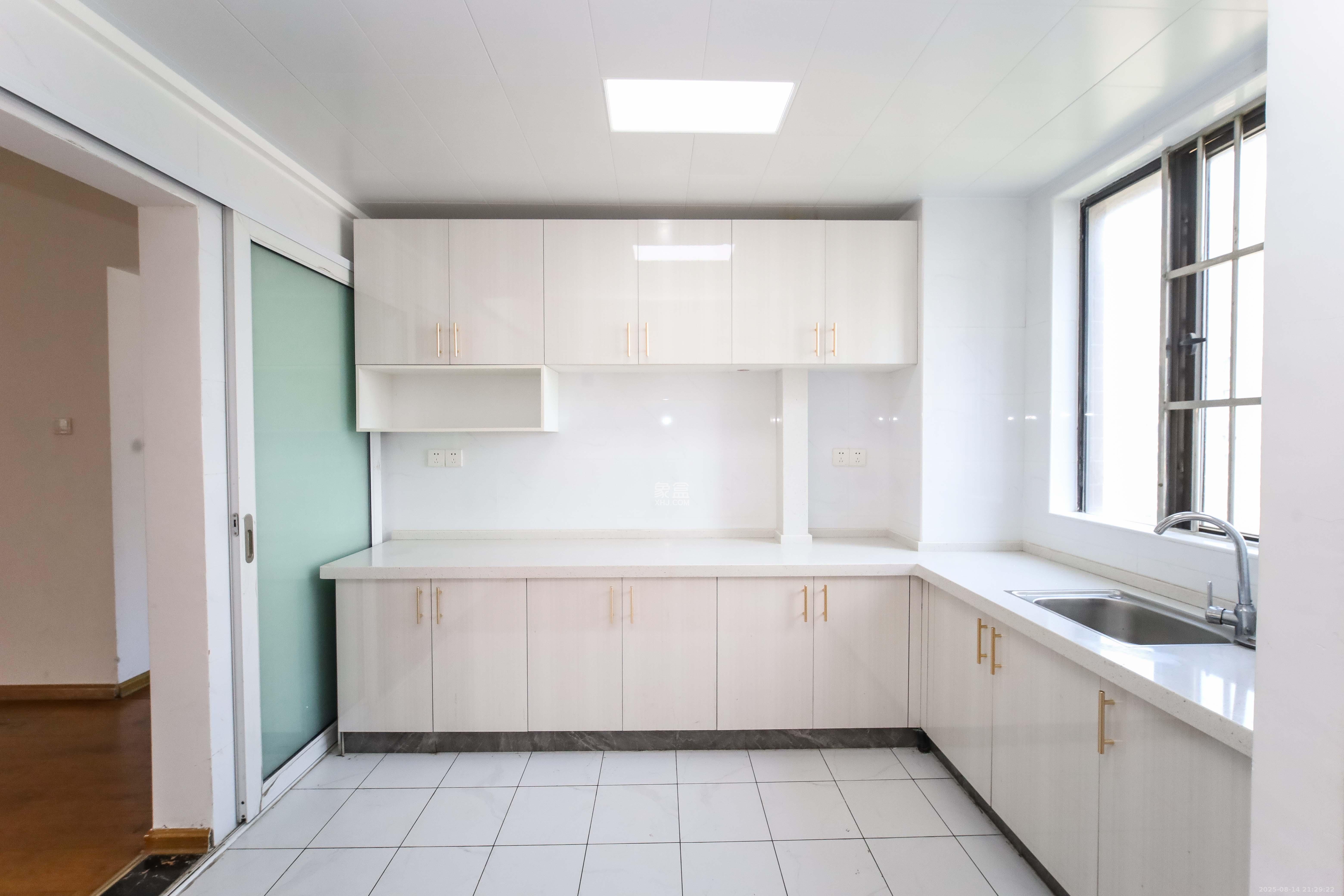 湘域熙岸 4室2厅2卫 240.0万 湘域熙岸 4室2厅2卫 240.0万厨房