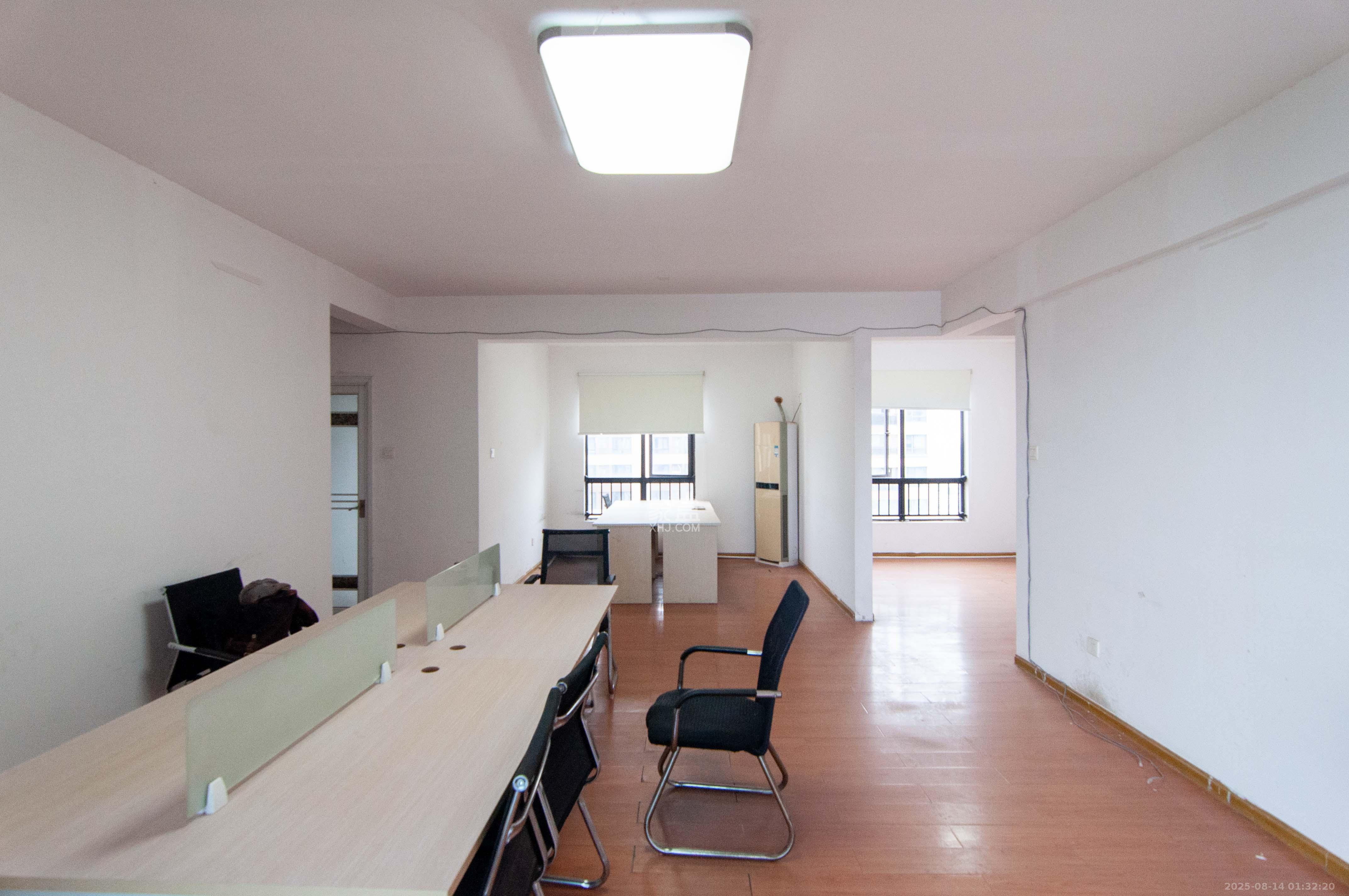 达美D6区  5室2厅3卫    160.0万客厅