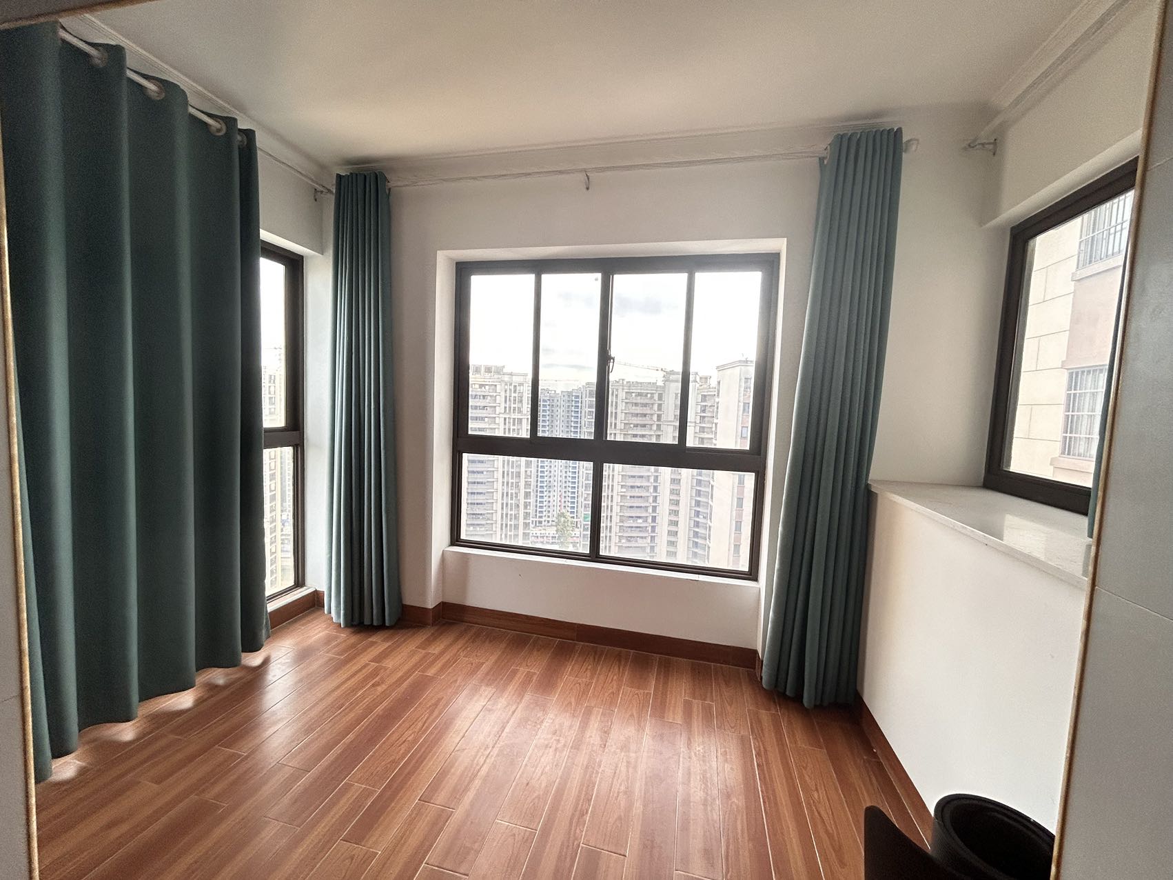 绿地海森林 3室2厅2卫 2500.0元/月 绿地海森林 3室2厅2卫 2500.0元/月室内图