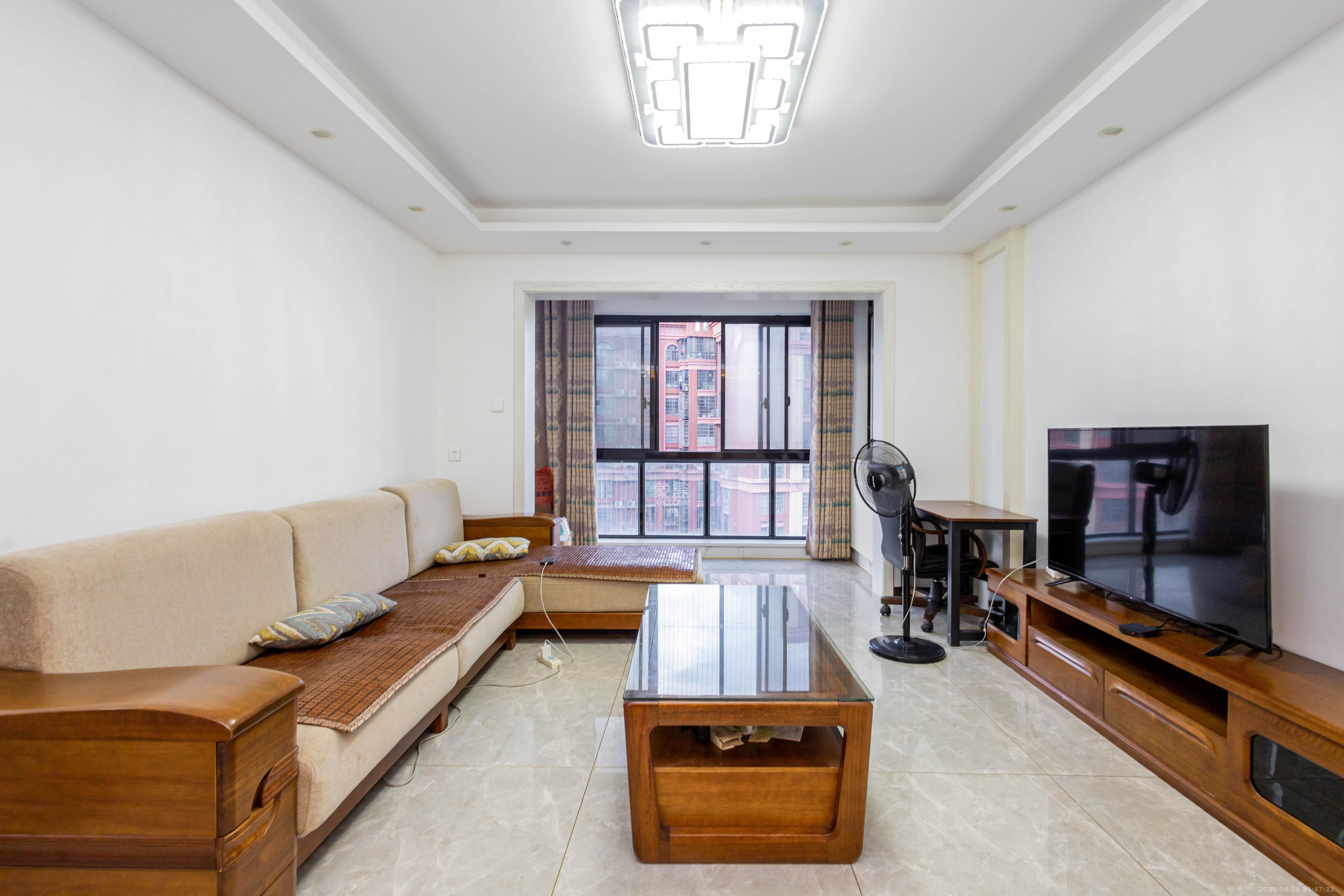 海德公园  4室2厅1卫    88.0万客厅