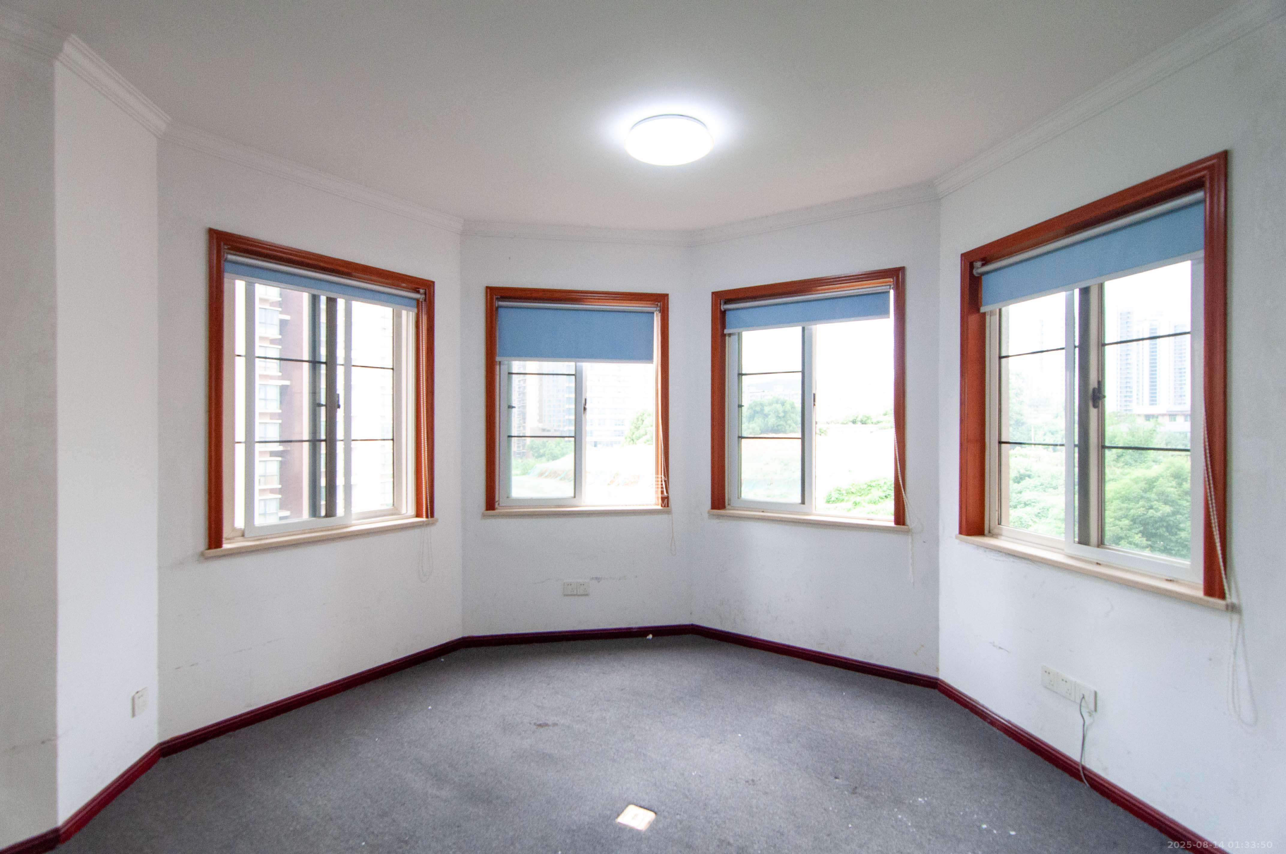 沁园春御院 4室2厅1卫 199.99万 沁园春御院 4室2厅1卫 199.99万客厅