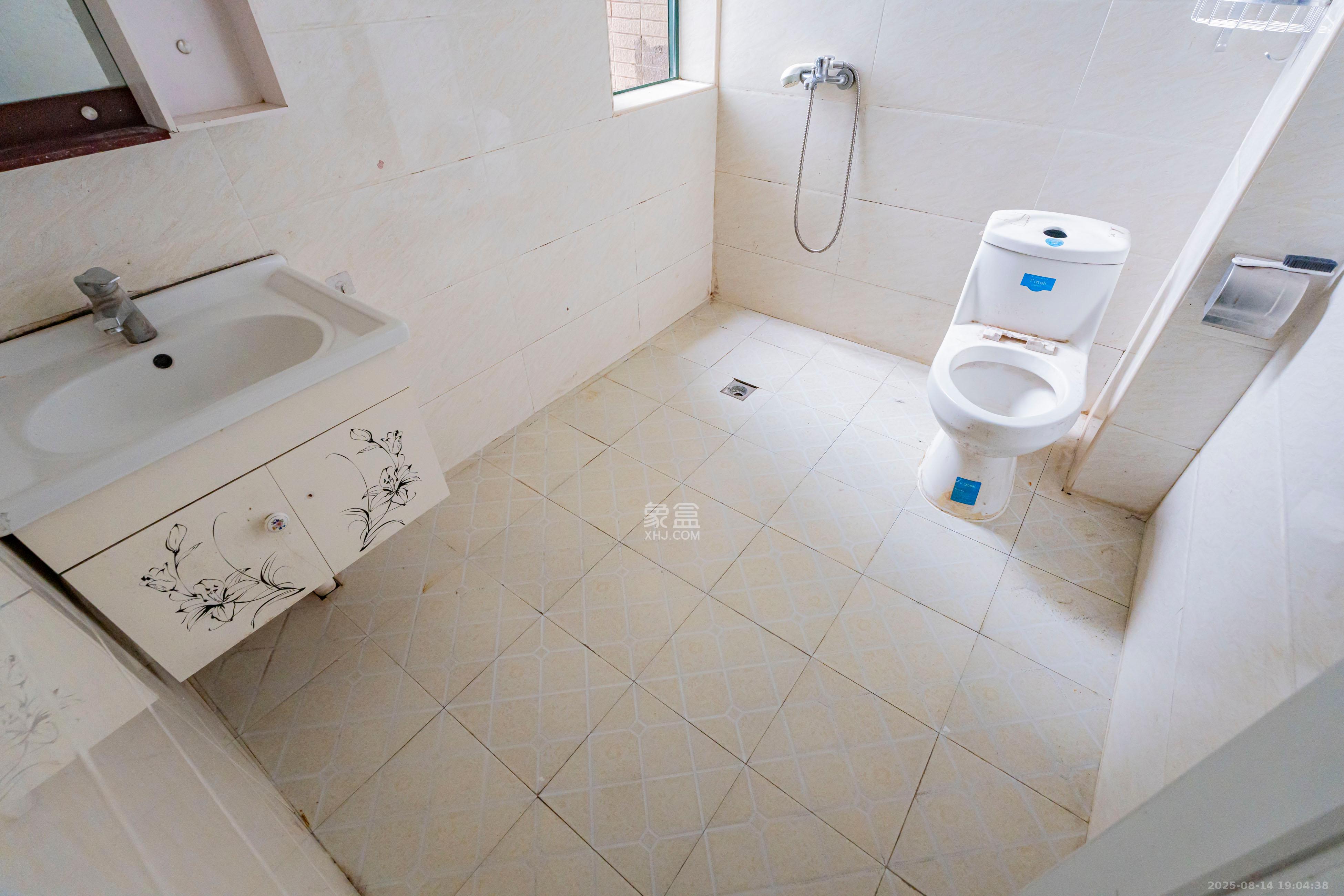 绿洲花园  3室2厅2卫    115.0万卫生间