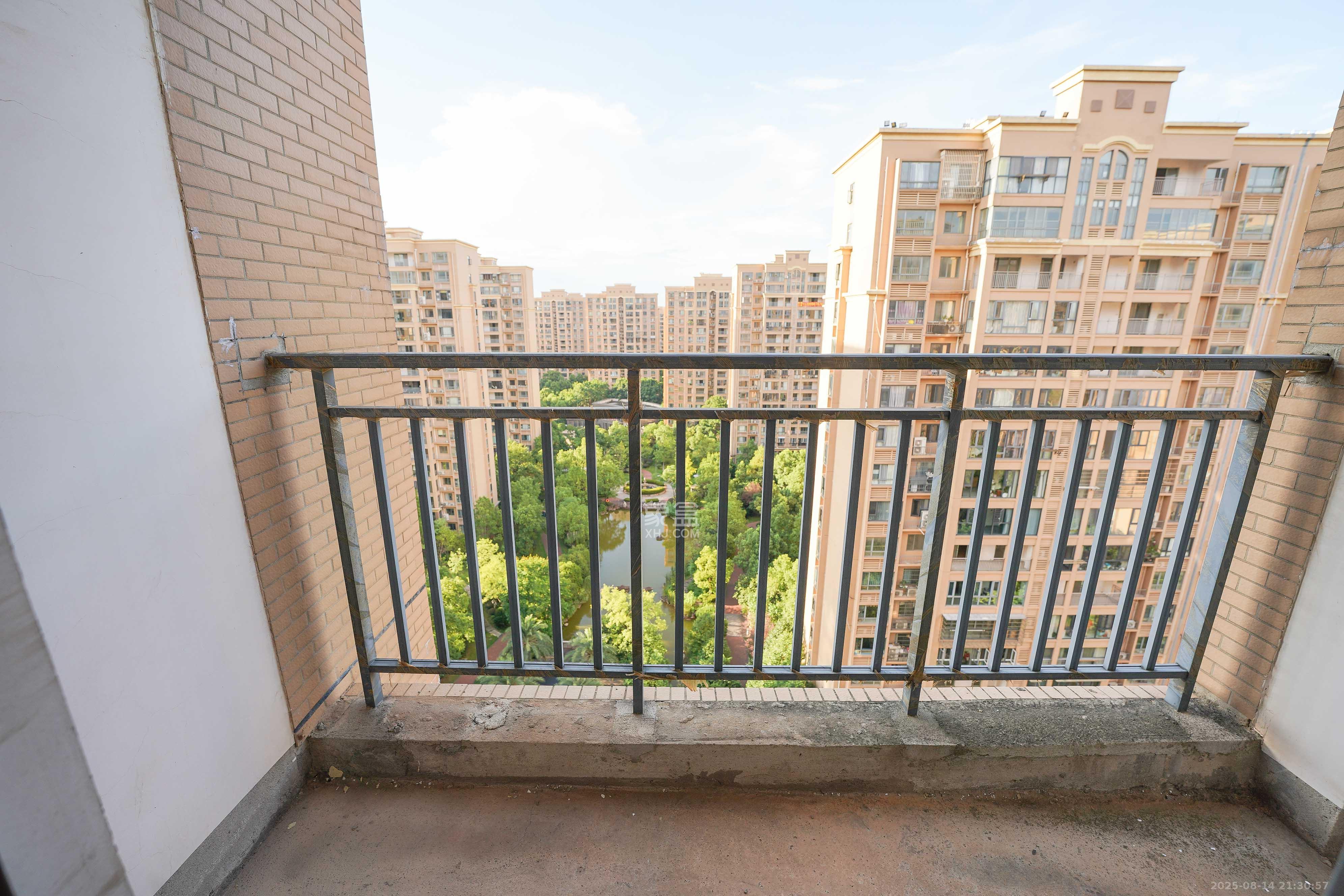 和美星城 4室2厅2卫 130.0万 和美星城 4室2厅2卫 130.0万阳台