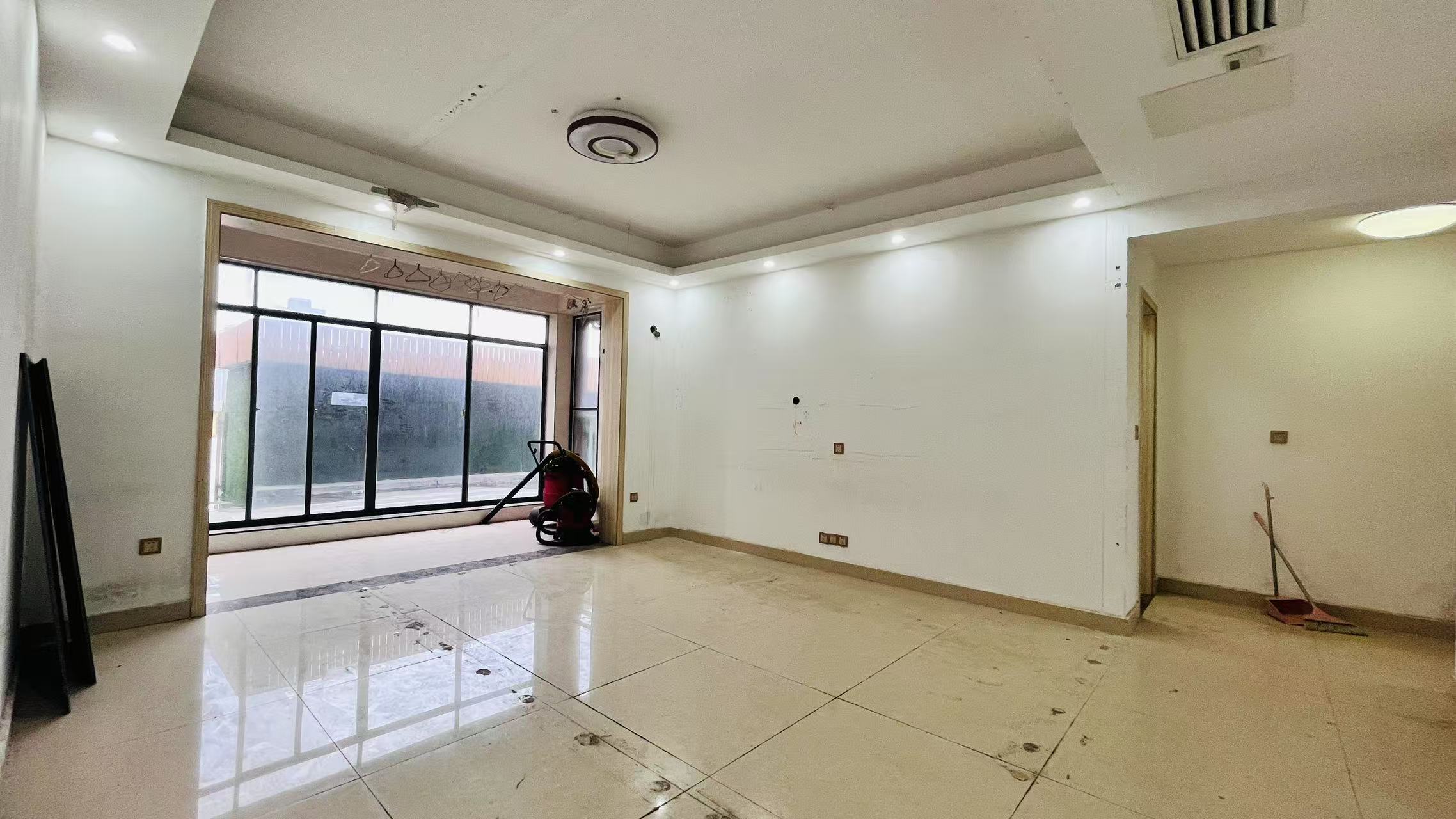 康城上品  3室2厅2卫   2000.00元/月室内图1