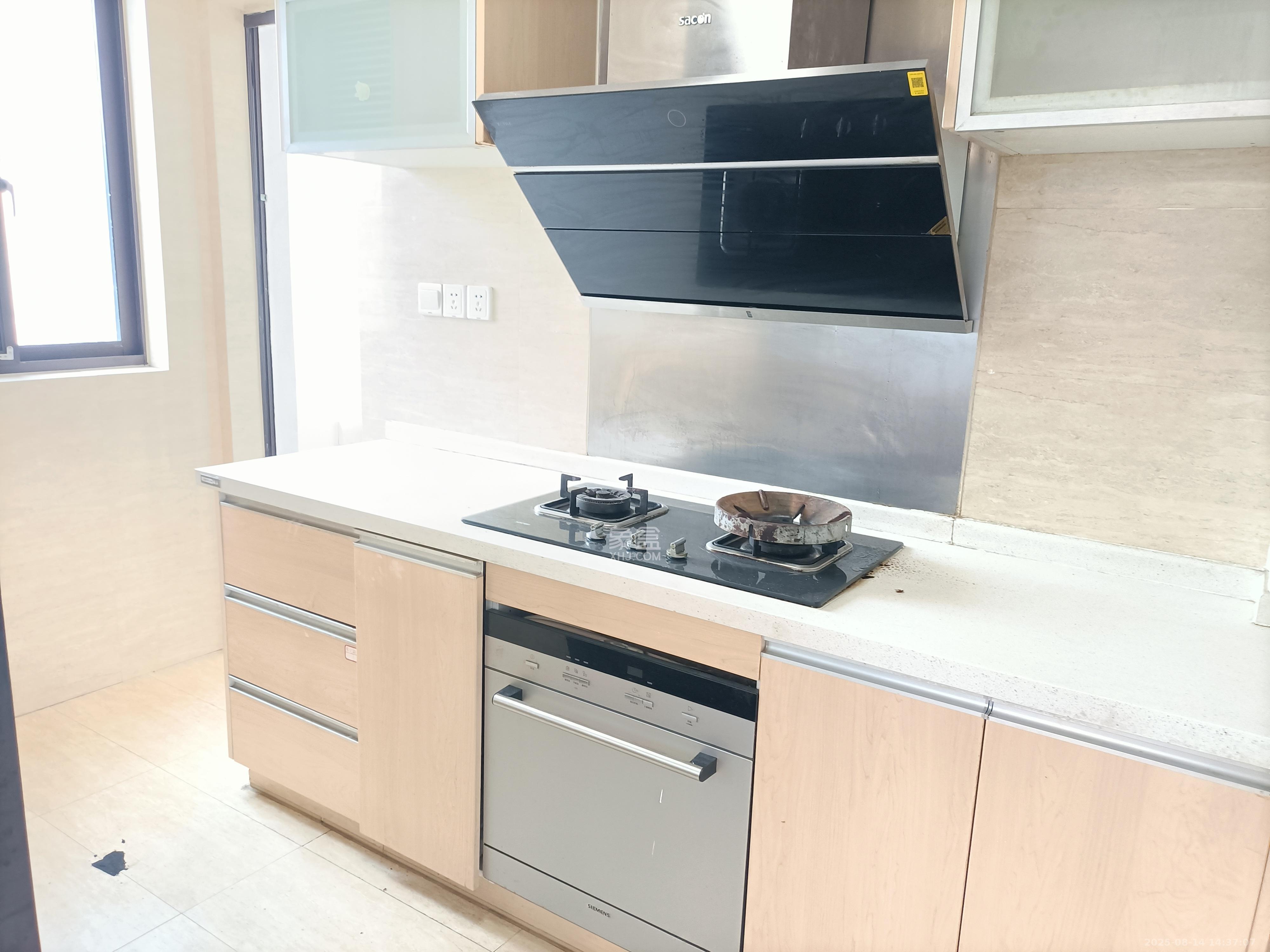 绿地中央广场  3室2厅2卫    3500.0元/月 绿地中央广场  3室2厅2卫    3500.0元/月室内图