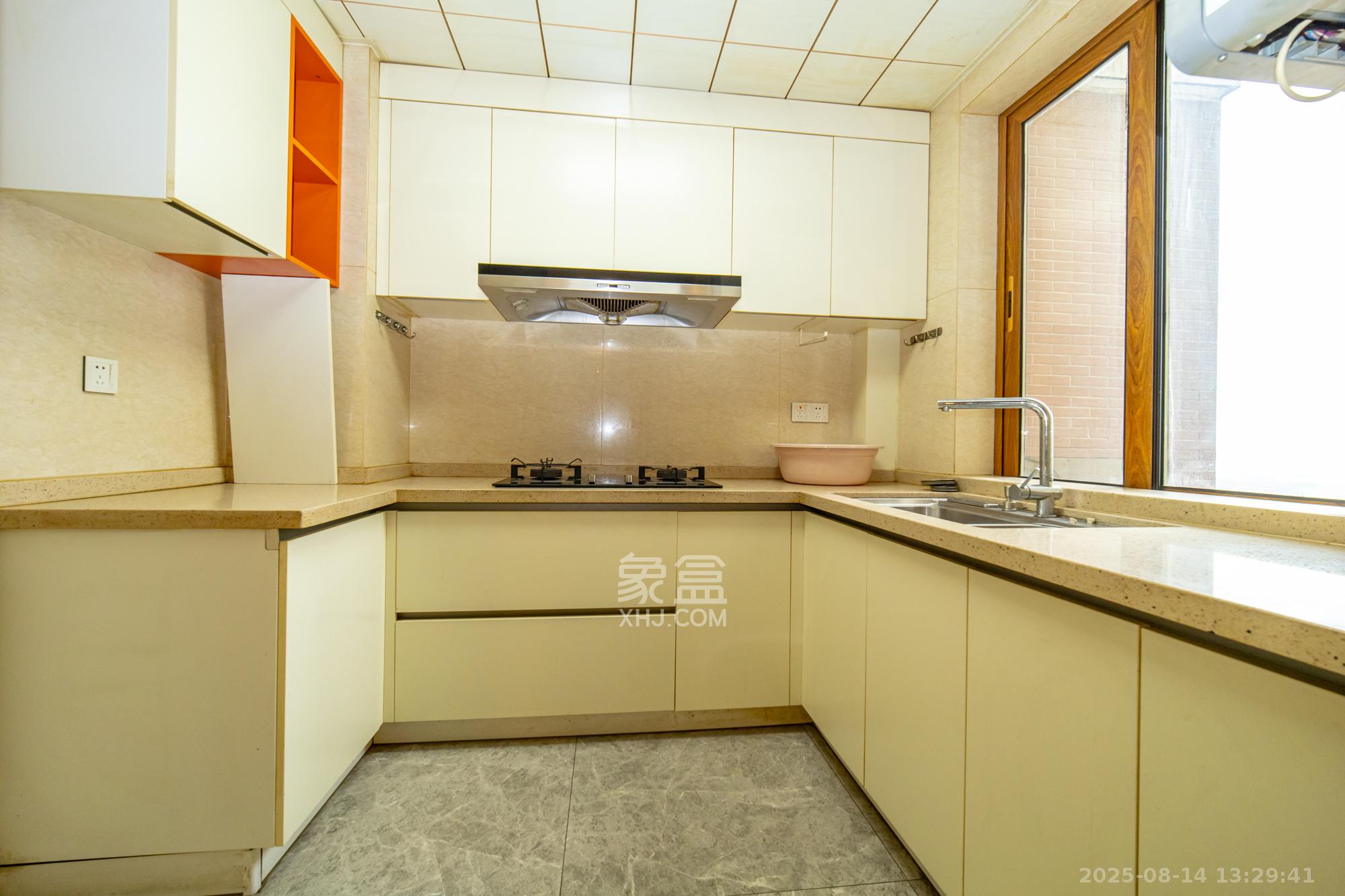 楚天世纪城东苑 3室2厅1卫 79.8万 楚天世纪城东苑 3室2厅1卫 79.8万厨房