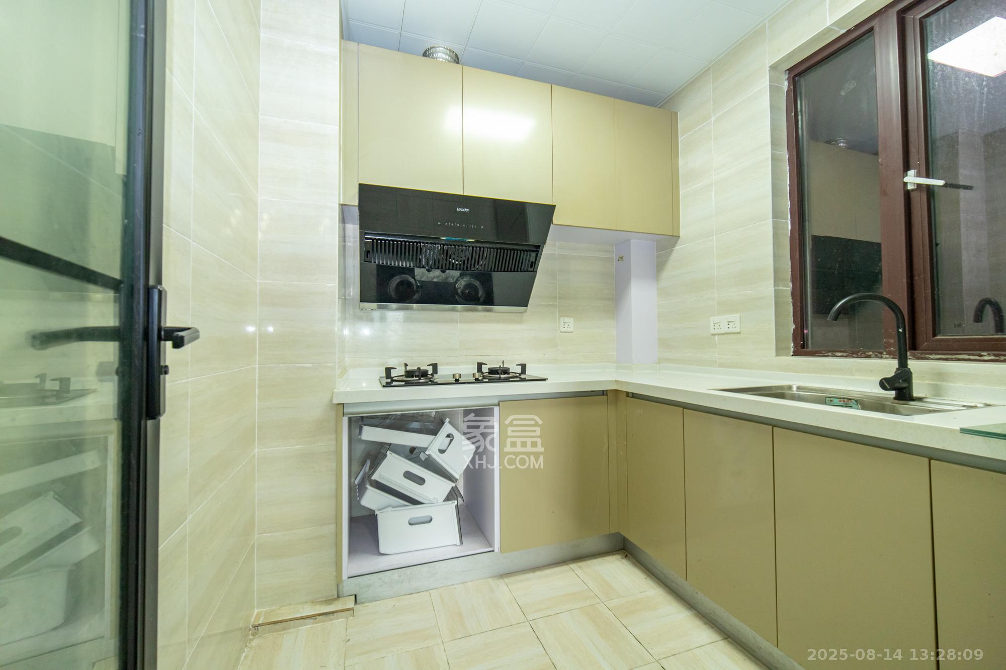 新长海广场  3室2厅1卫    64.9万 新长海广场  3室2厅1卫    64.9万厨房