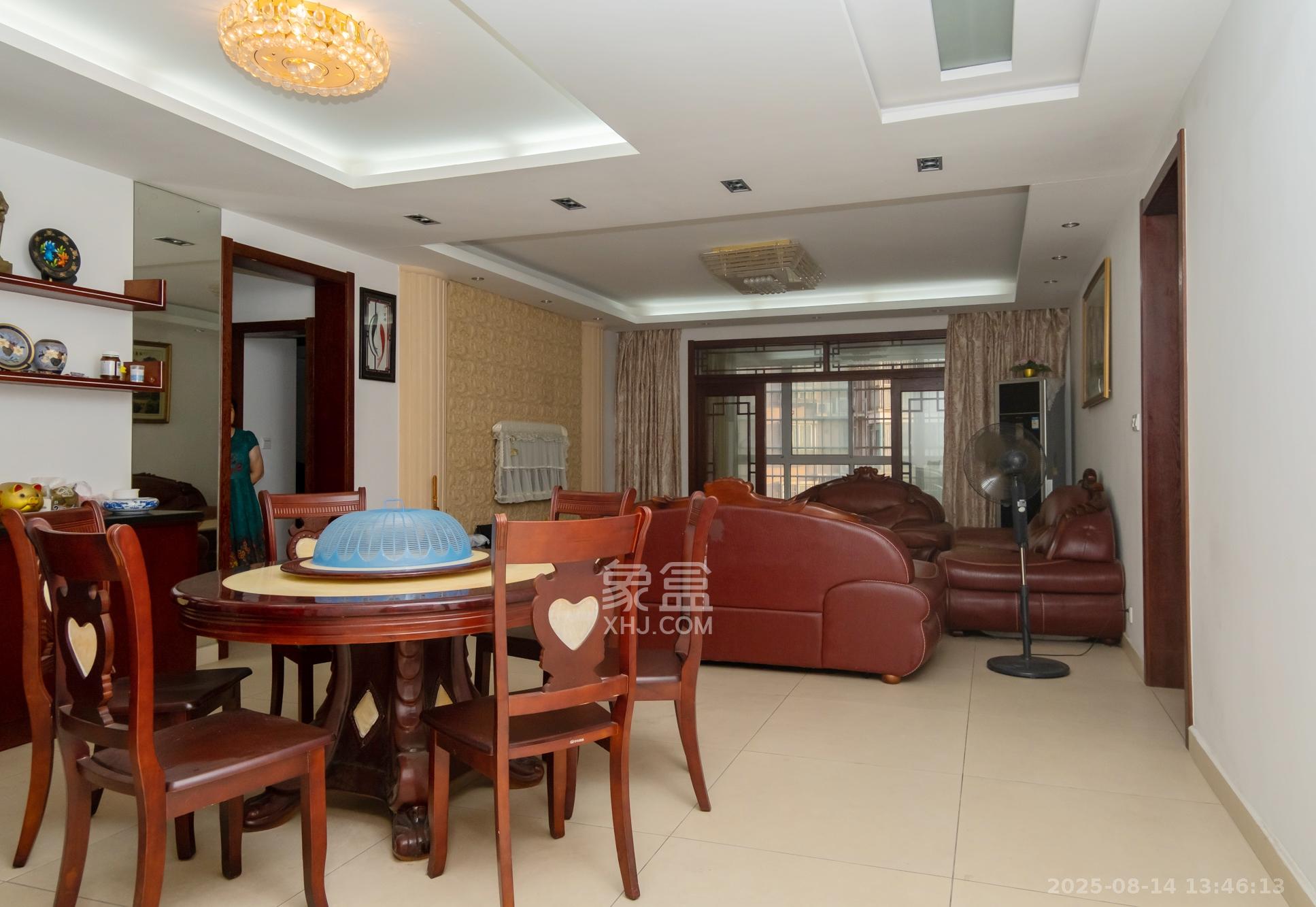 长丰星城 5室2厅1卫 145.0万 长丰星城 5室2厅1卫 145.0万客厅