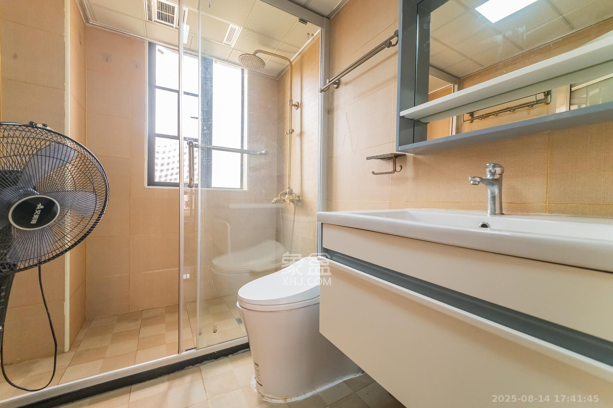 深业睿城 4室2厅1卫 115.0万 深业睿城 4室2厅1卫 115.0万卫生间