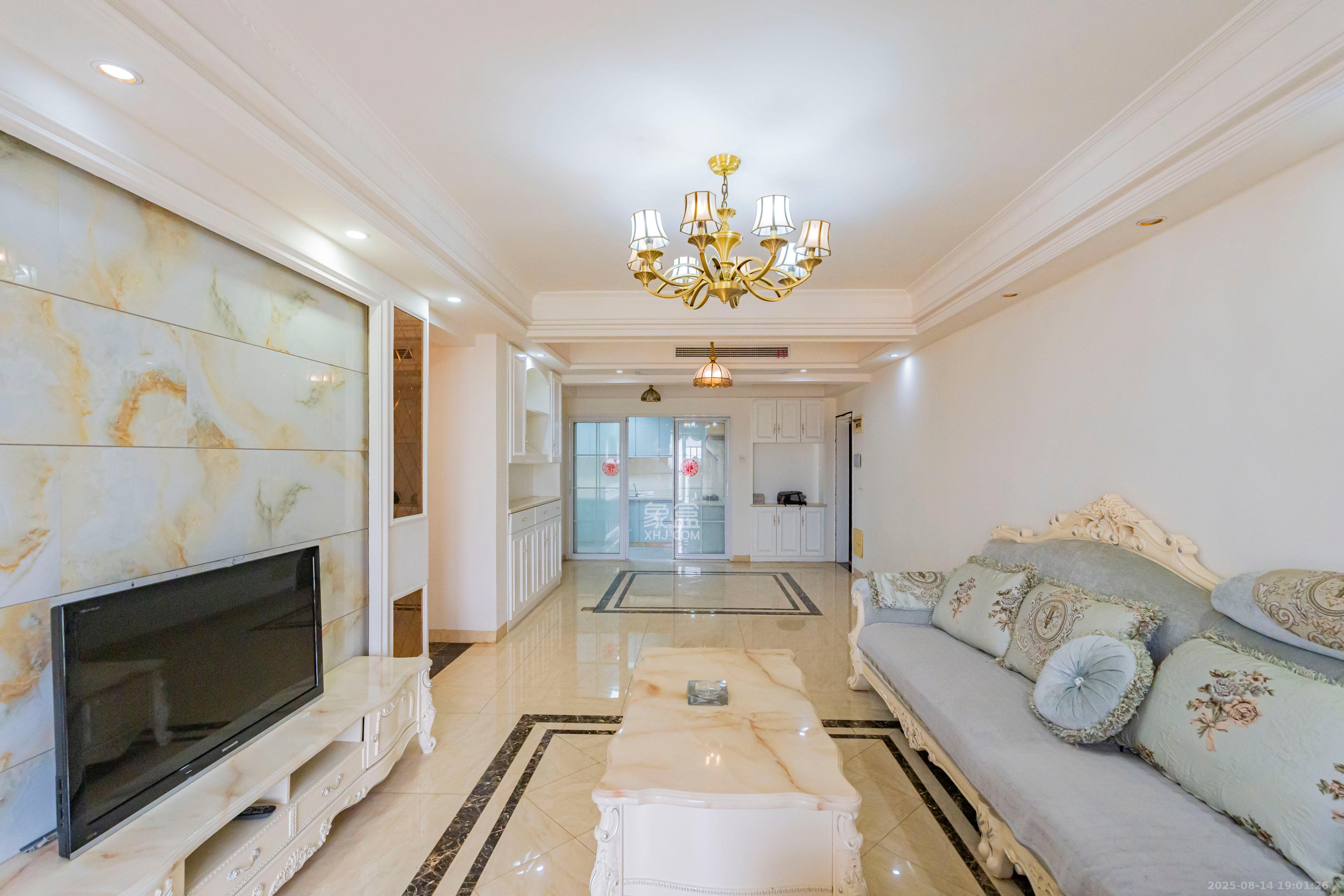 悦湖山  4室2厅2卫    80.0万客厅