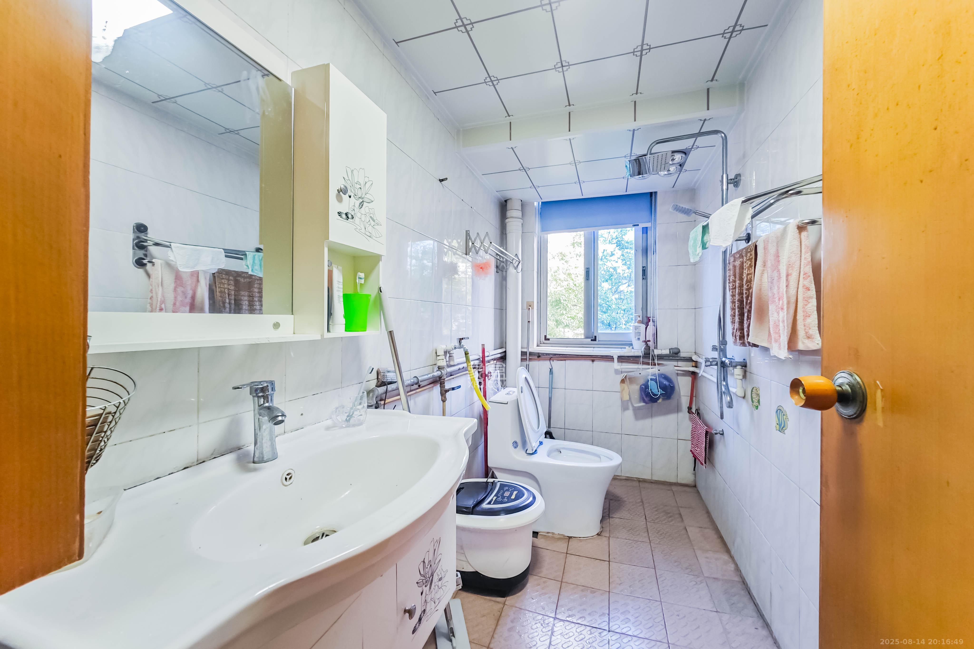 雨花区教师村 3室2厅1卫 56.0万 雨花区教师村 3室2厅1卫 56.0万卫生间