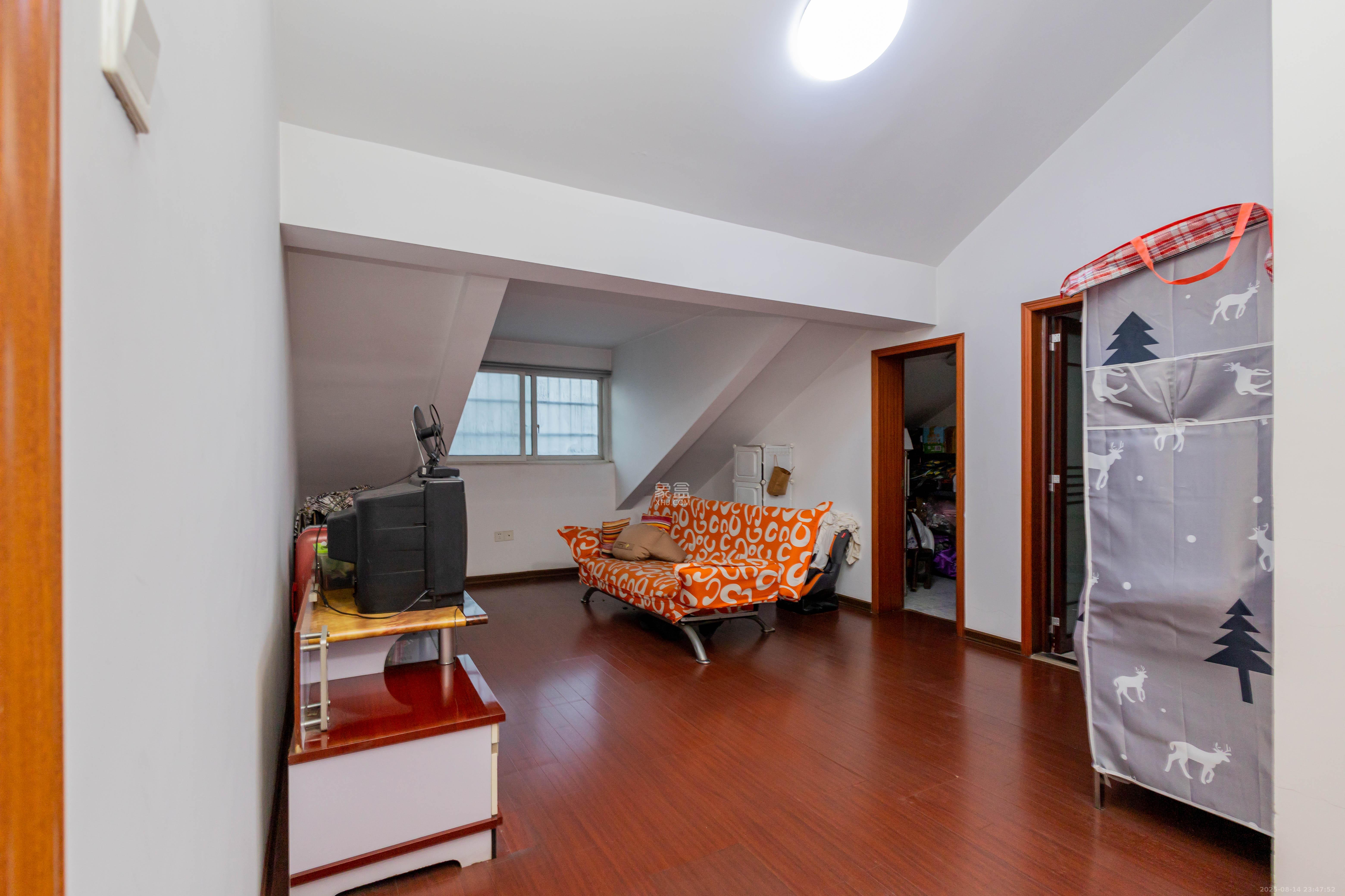 东岸锦城(东方人家)  5室2厅2卫    65.0万卧室