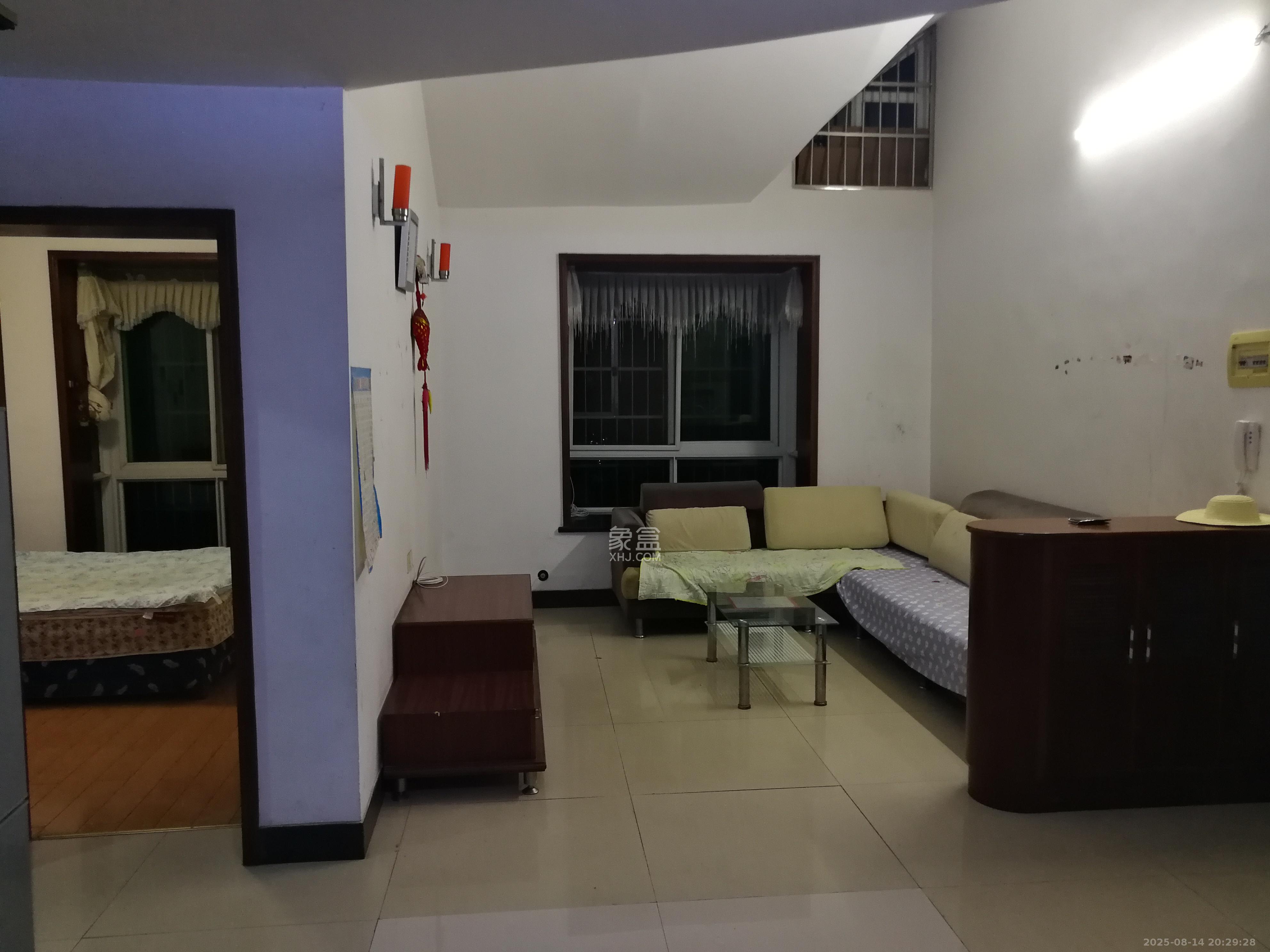 恩瑞麓山名园(龙王港小区) 1室2厅1卫 1800.0元/月 恩瑞麓山名园(龙王港小区) 1室2厅1卫 1800.0元/月室内图