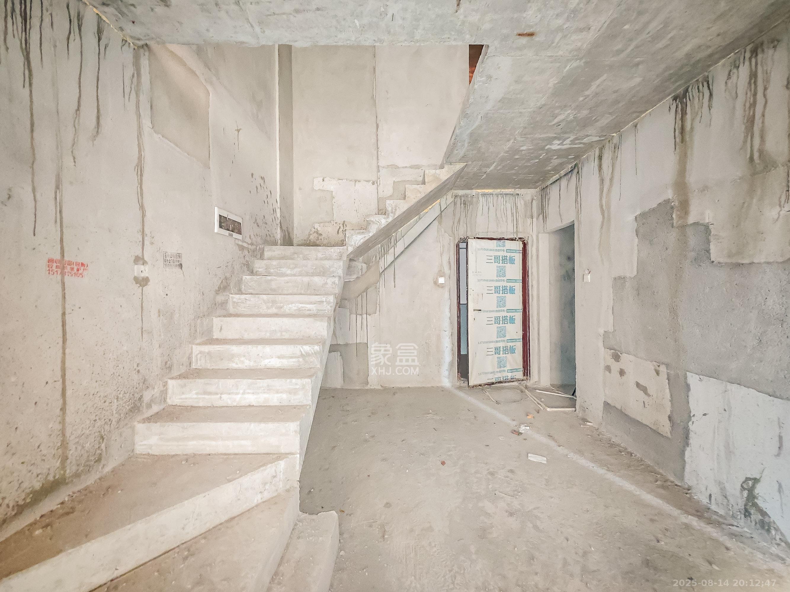 邦盛水岸御园  4室2厅2卫    65.8万客厅