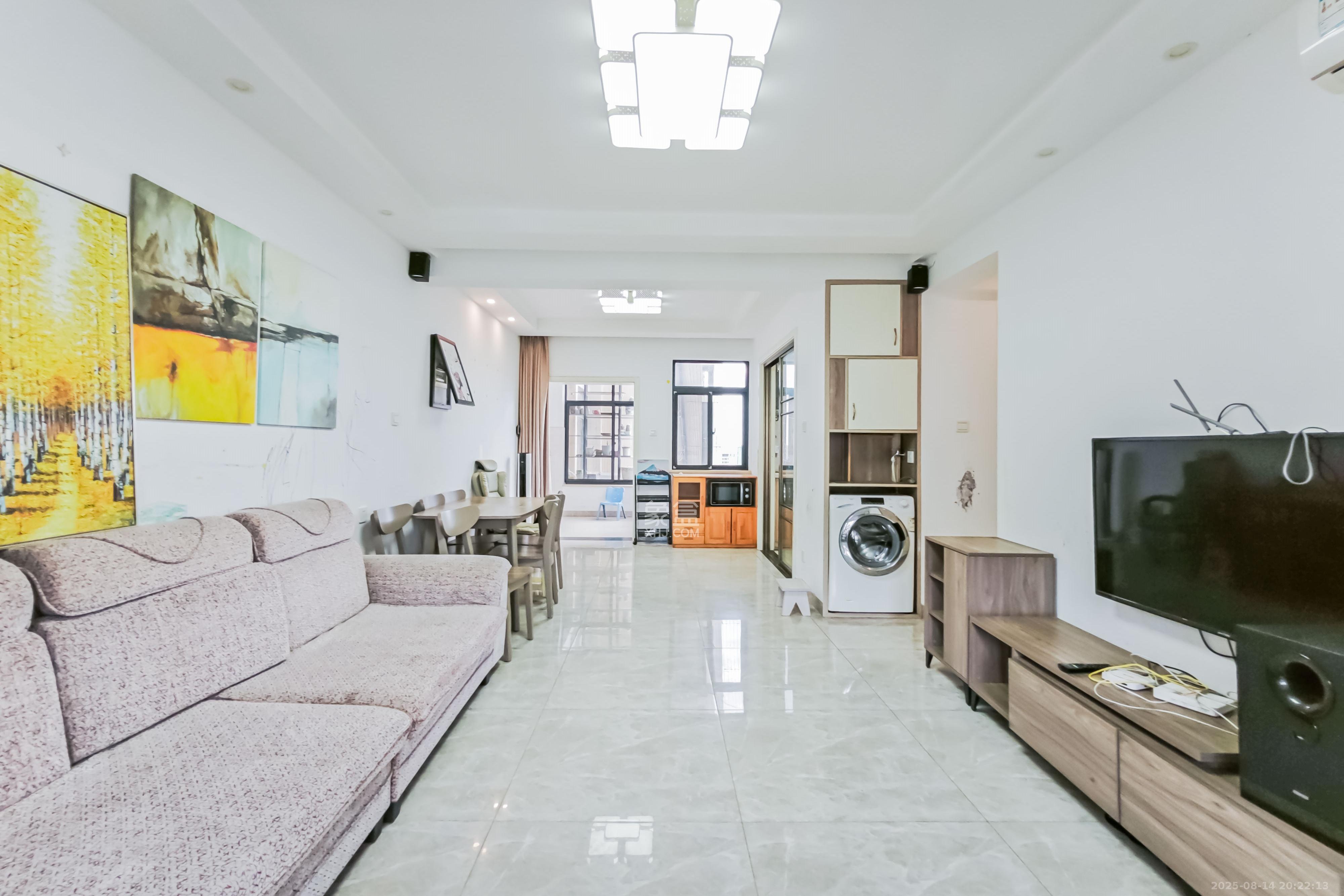 海拔东方  3室2厅2卫    72.8万 海拔东方  3室2厅2卫    72.8万客厅