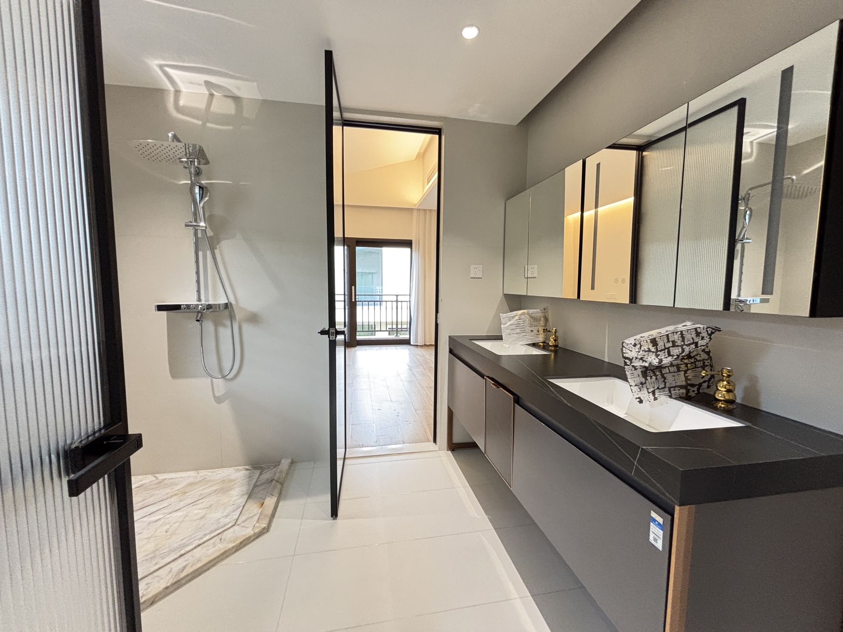 万科浪琴湾  5室3厅4卫    1198.0万 万科浪琴湾  5室3厅4卫    1198.0万室内图