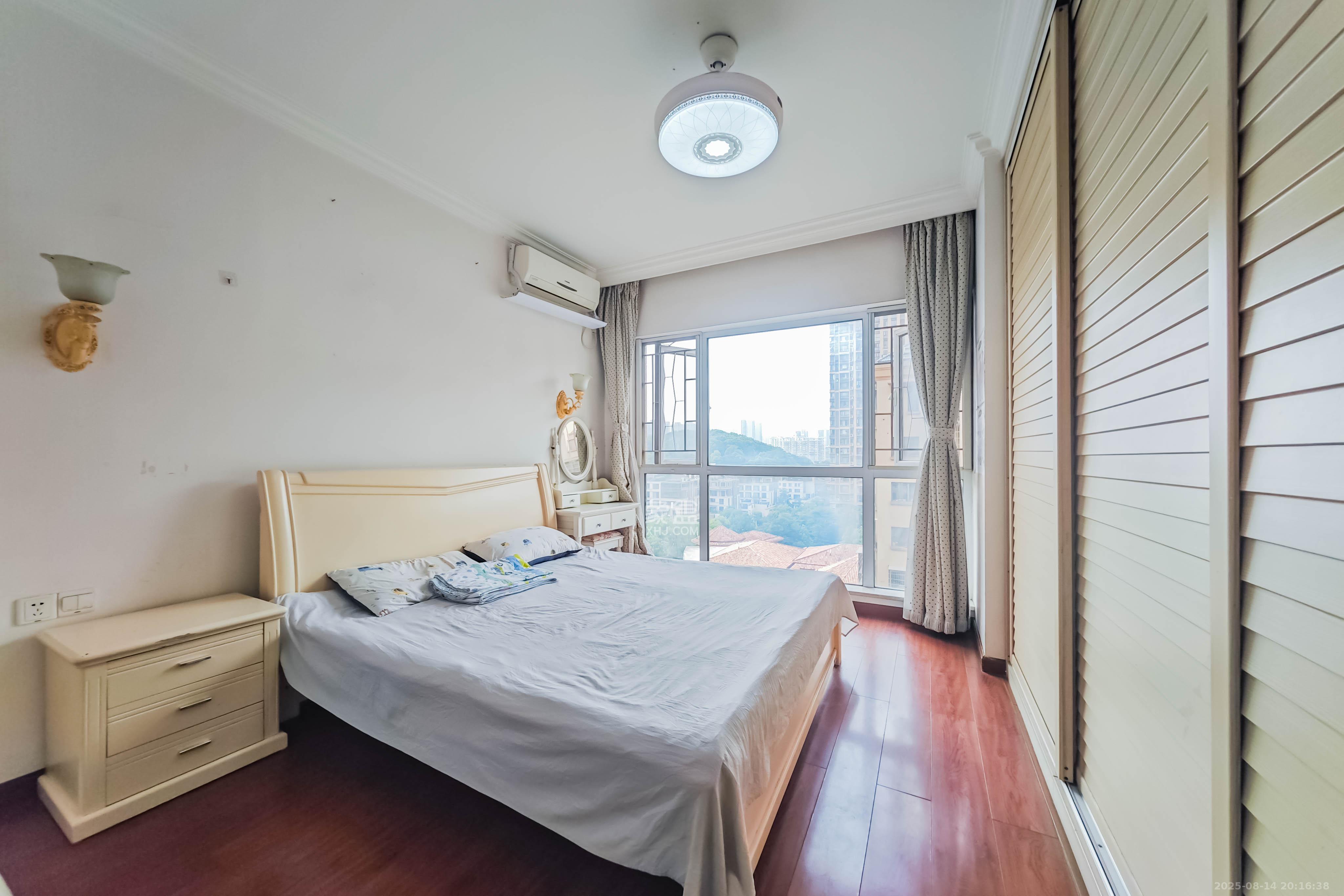 中城丽景香山园  3室2厅2卫   115.00万卧室