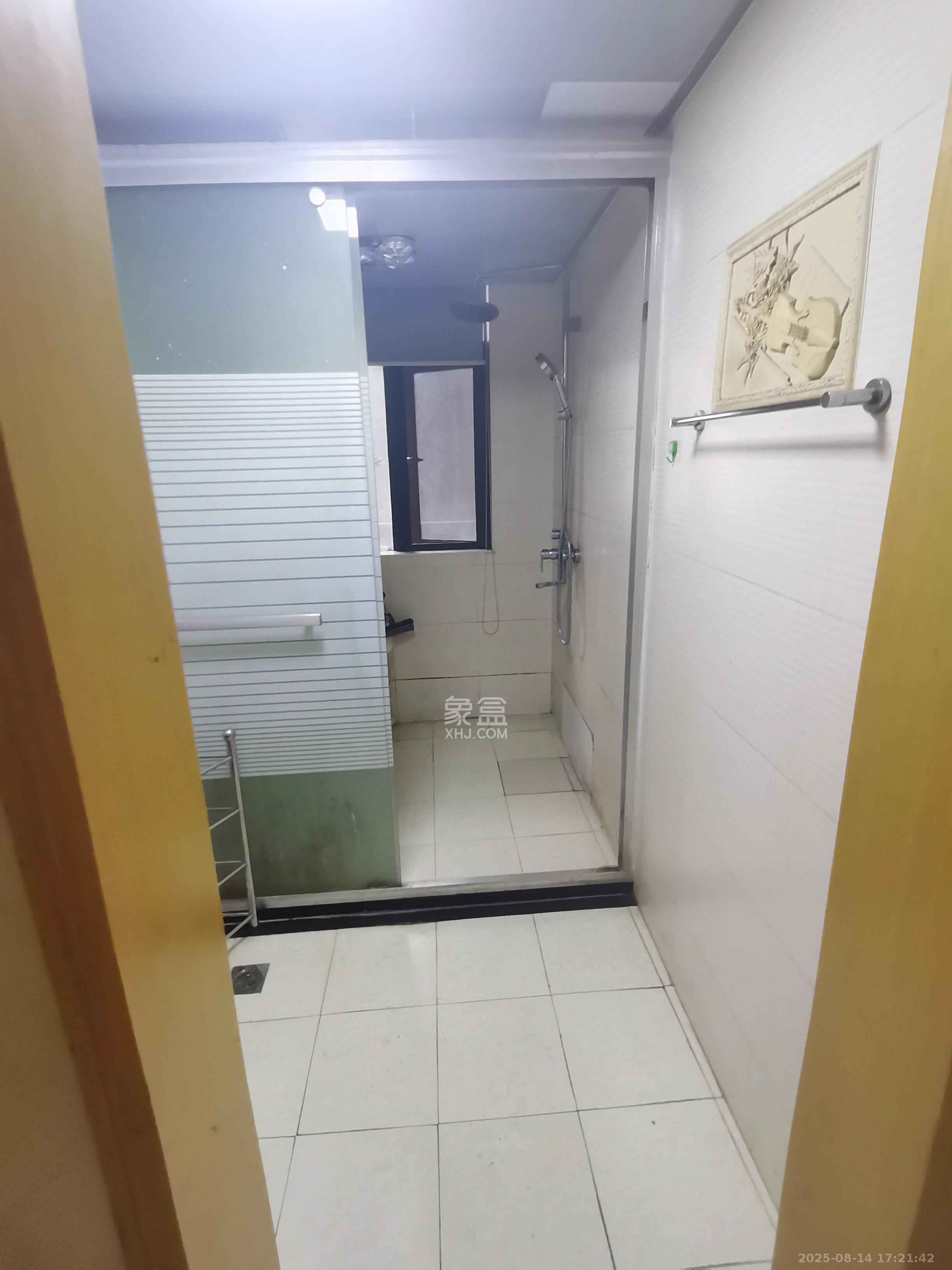 极目楚天  3室2厅2卫    3200.0元/月 极目楚天  3室2厅2卫    3200.0元/月室内图