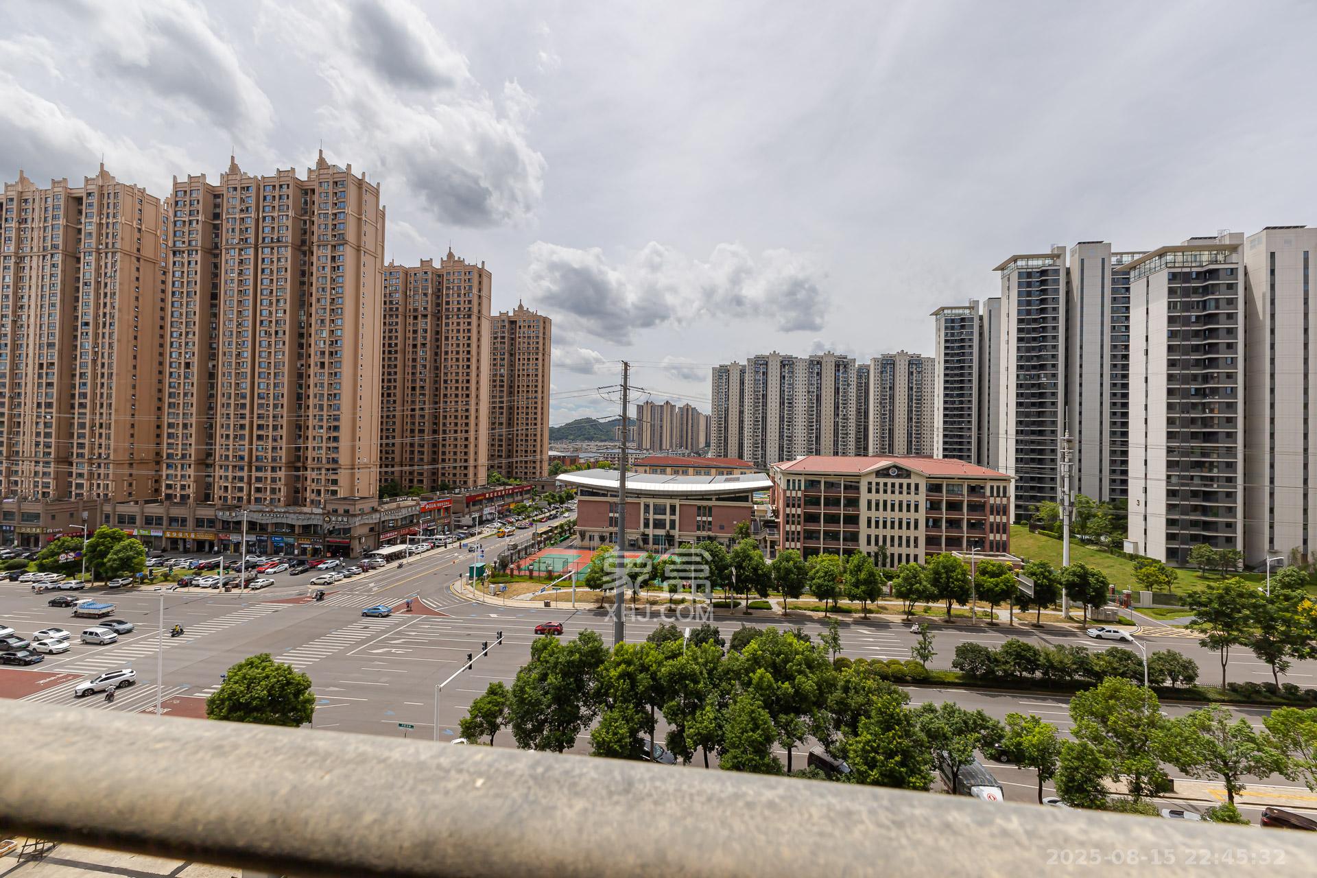 金湘苑(星澜之悦) 3室2厅2卫 70.0万 金湘苑(星澜之悦) 3室2厅2卫 70.0万客厅