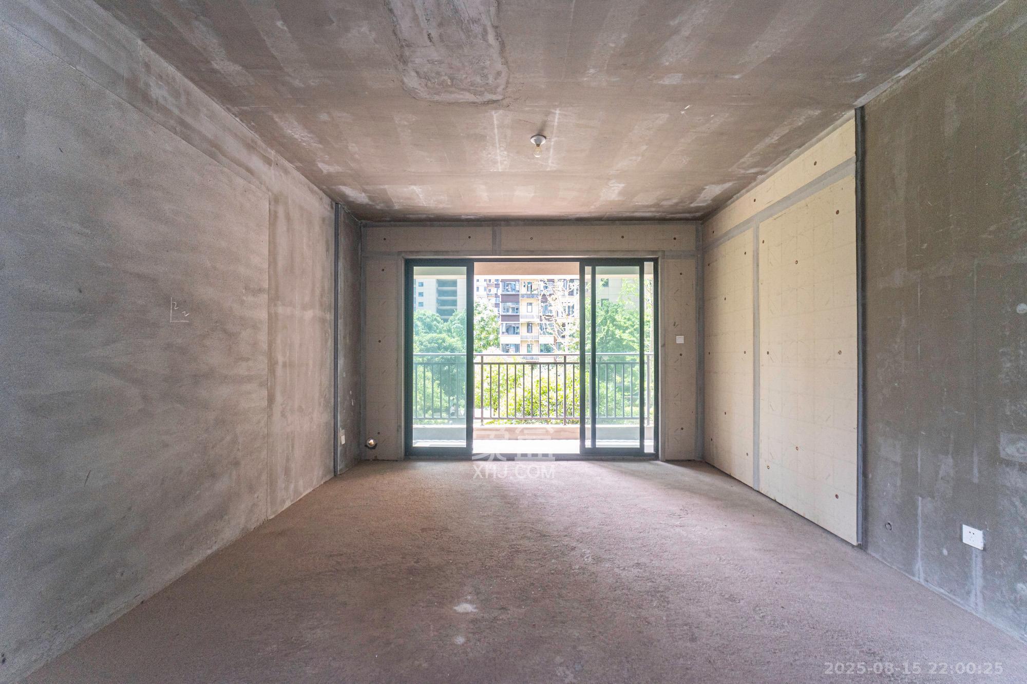 日盛湖湘花苑  4室2厅2卫    90.0万 日盛湖湘花苑  4室2厅2卫    90.0万客厅