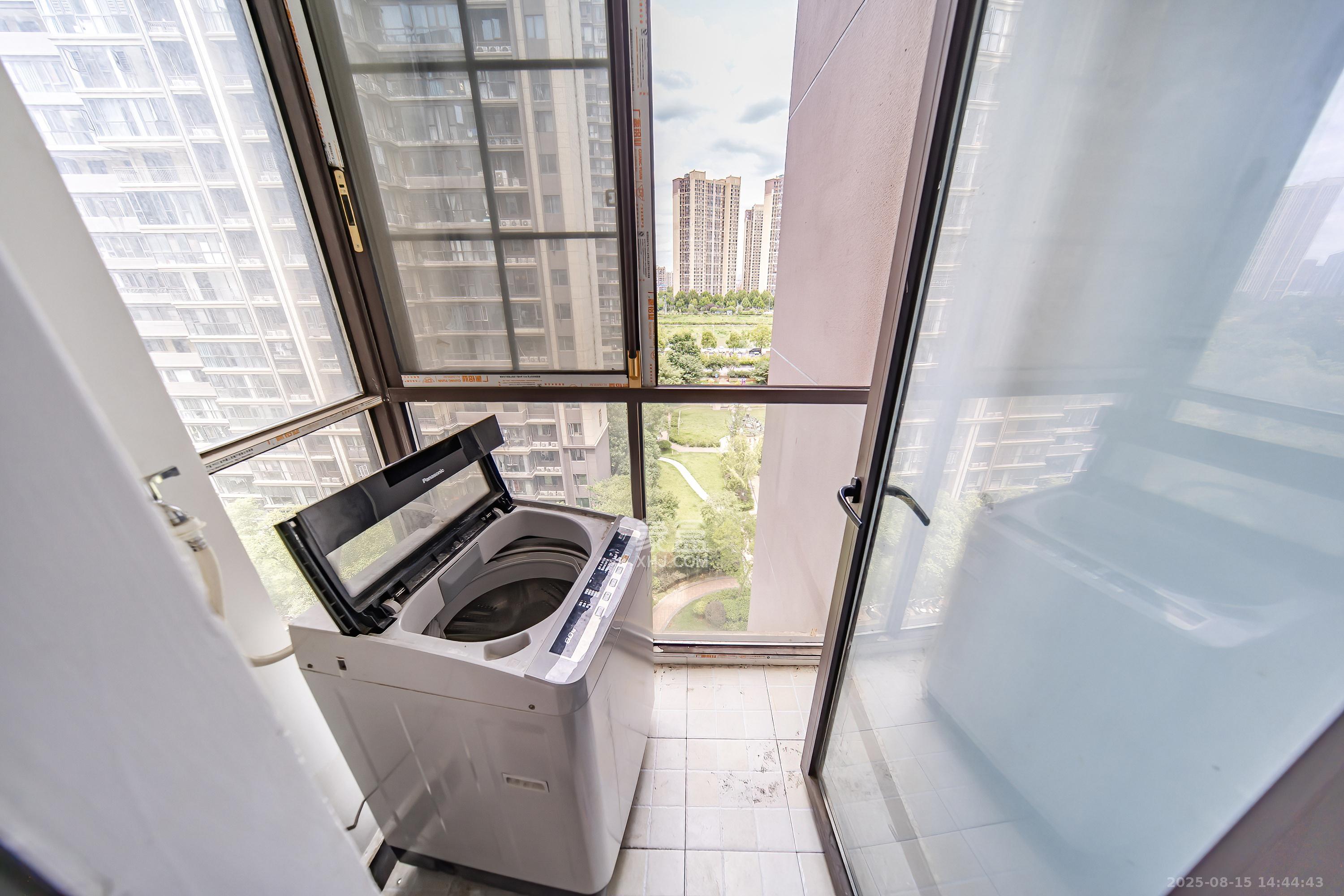 奥克斯滨仕花园(奥克斯洋湖广场/奥克斯中心)  3室2厅2卫    123.0万 奥克斯滨仕花园(奥克斯洋湖广场/奥克斯中心)  3室2厅2卫    123.0万阳台