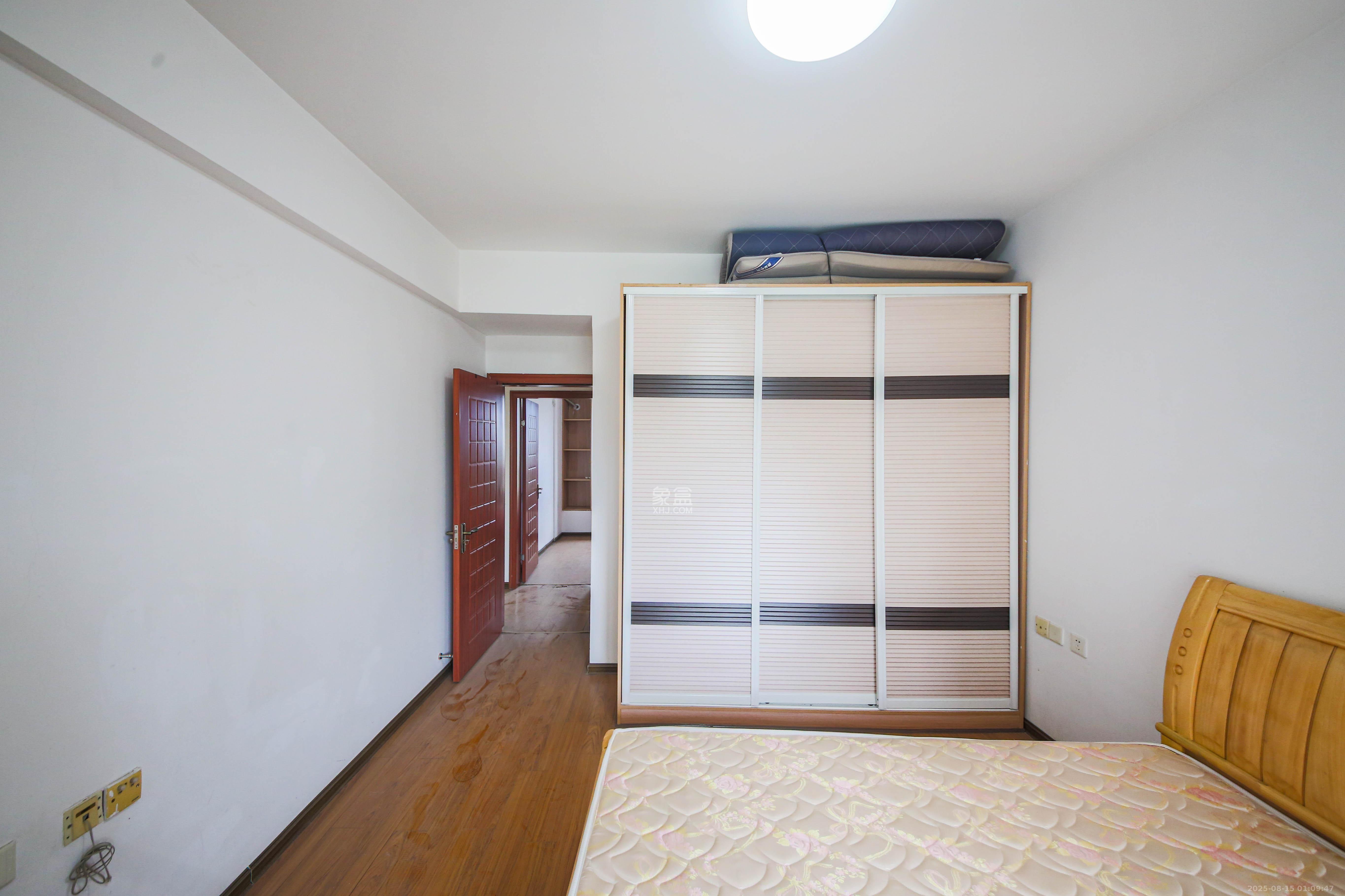 奥林匹克花园 2室2厅1卫 63.0万 奥林匹克花园 2室2厅1卫 63.0万卧室