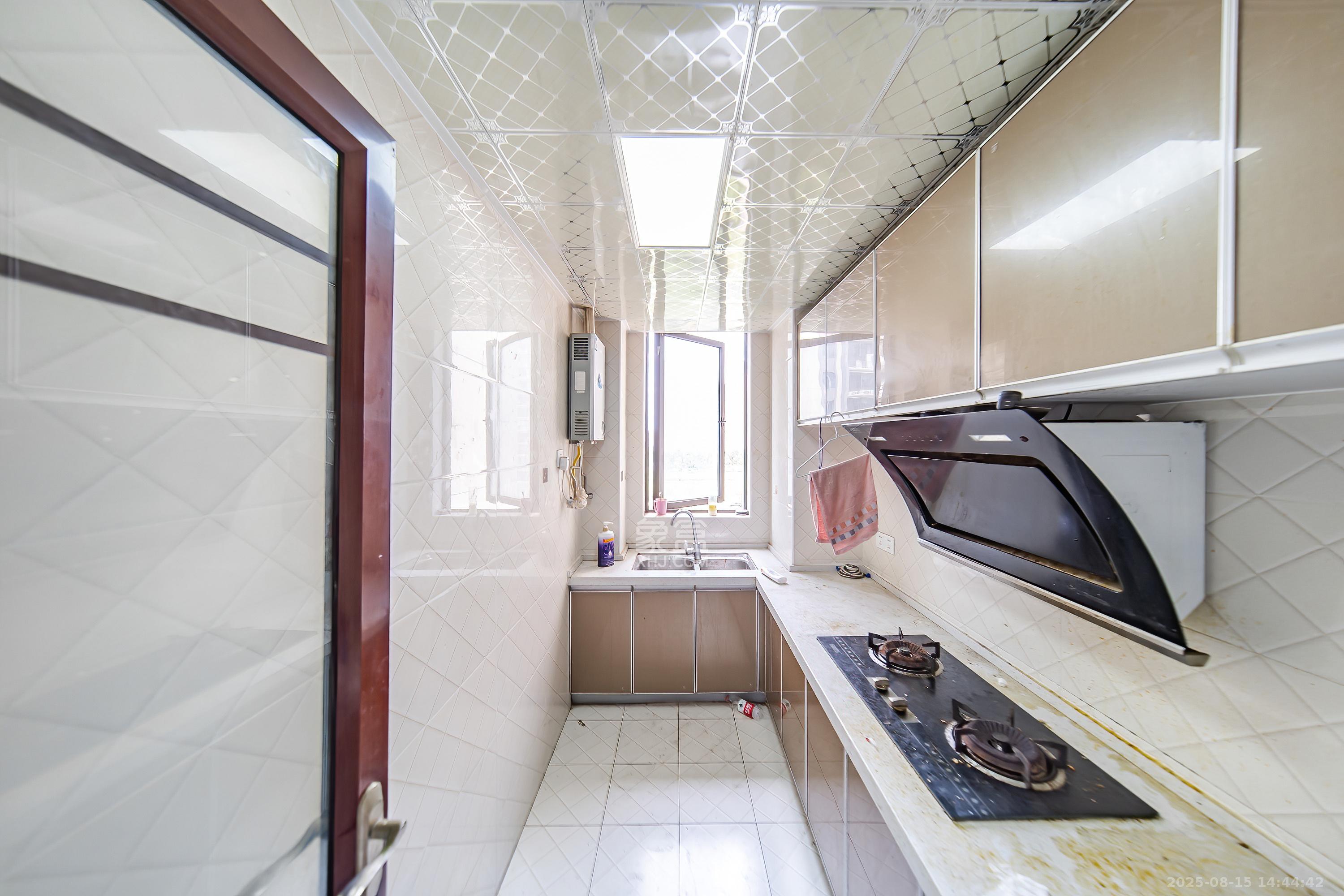 奥克斯滨仕花园(奥克斯洋湖广场/奥克斯中心)  3室2厅2卫    123.0万 奥克斯滨仕花园(奥克斯洋湖广场/奥克斯中心)  3室2厅2卫    123.0万厨房