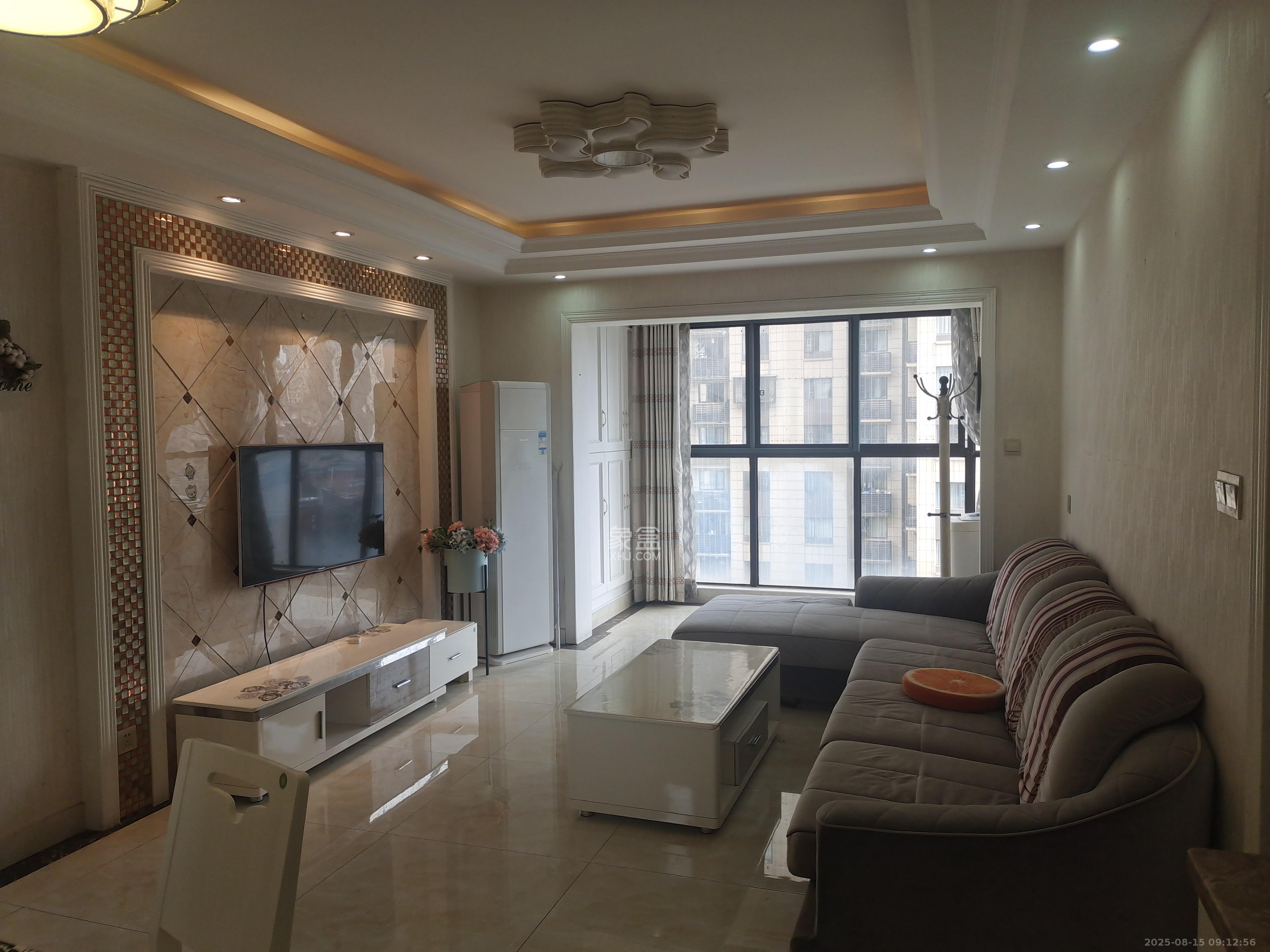 保利香槟国际  3室2厅2卫    2000.0元/月室内图