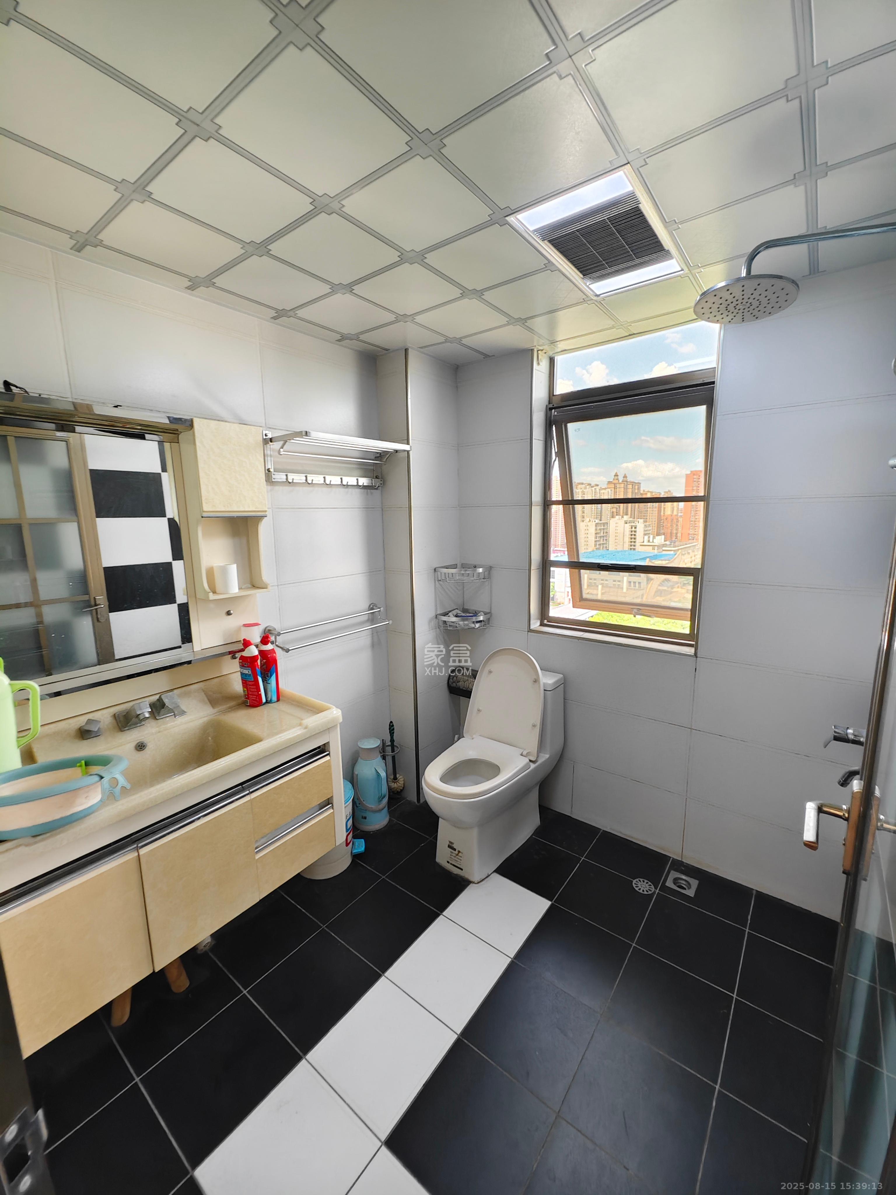 和泉嘉园  3室2厅2卫    2000.0元/月室内图