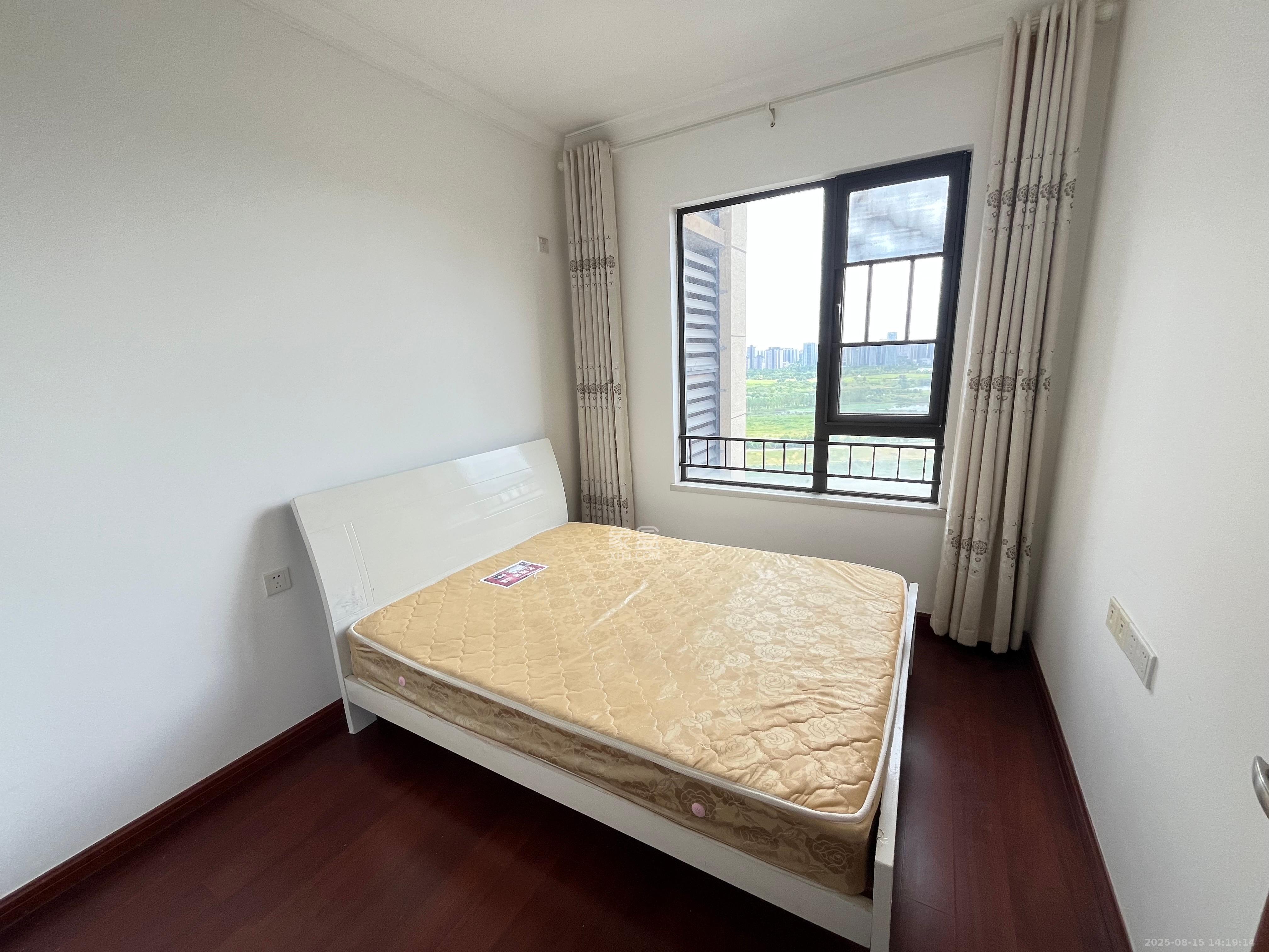 中海国际五期  3室2厅2卫    2200.0元/月 中海国际五期  3室2厅2卫    2200.0元/月室内图