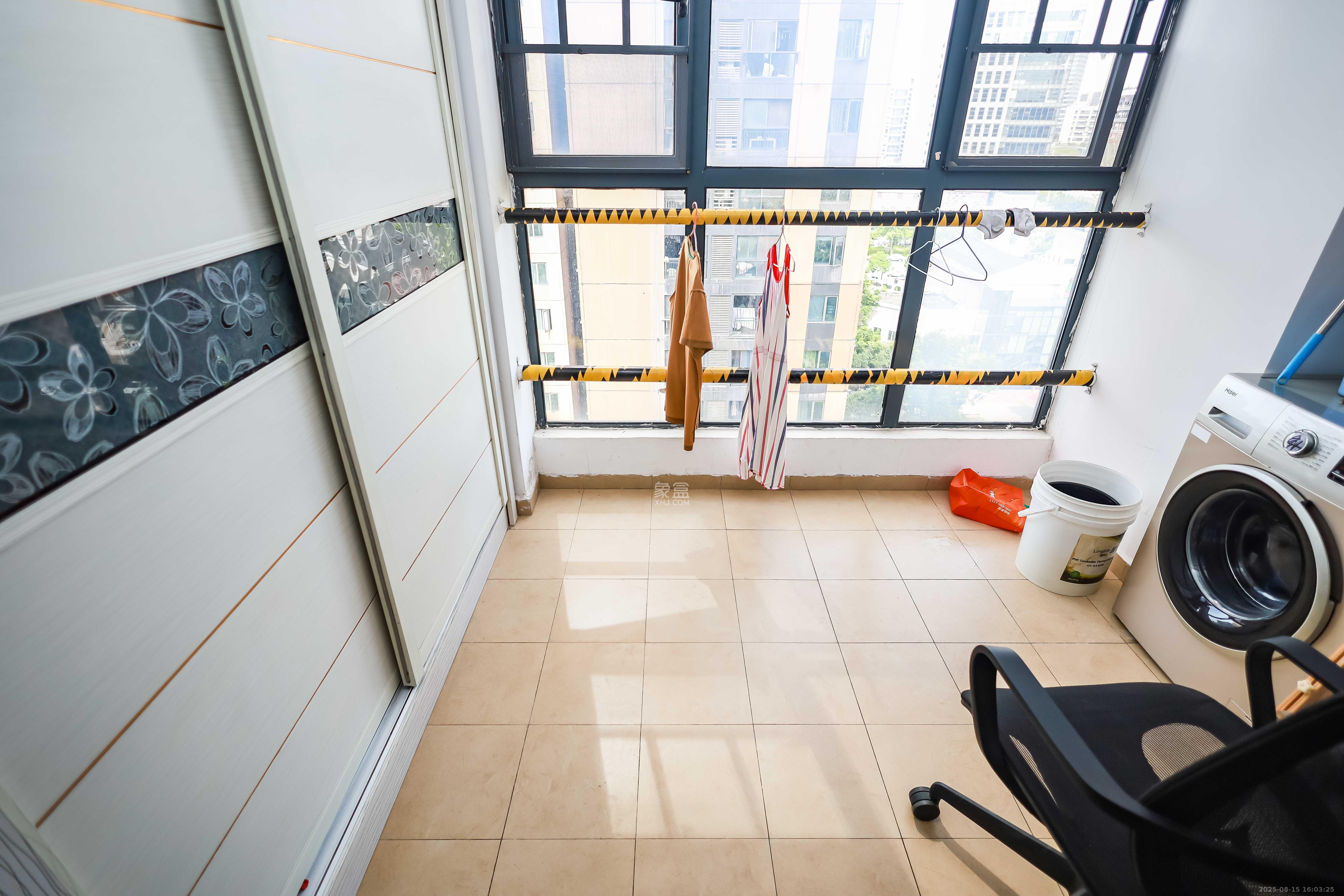 麓谷小镇  3室2厅1卫    53.8万阳台