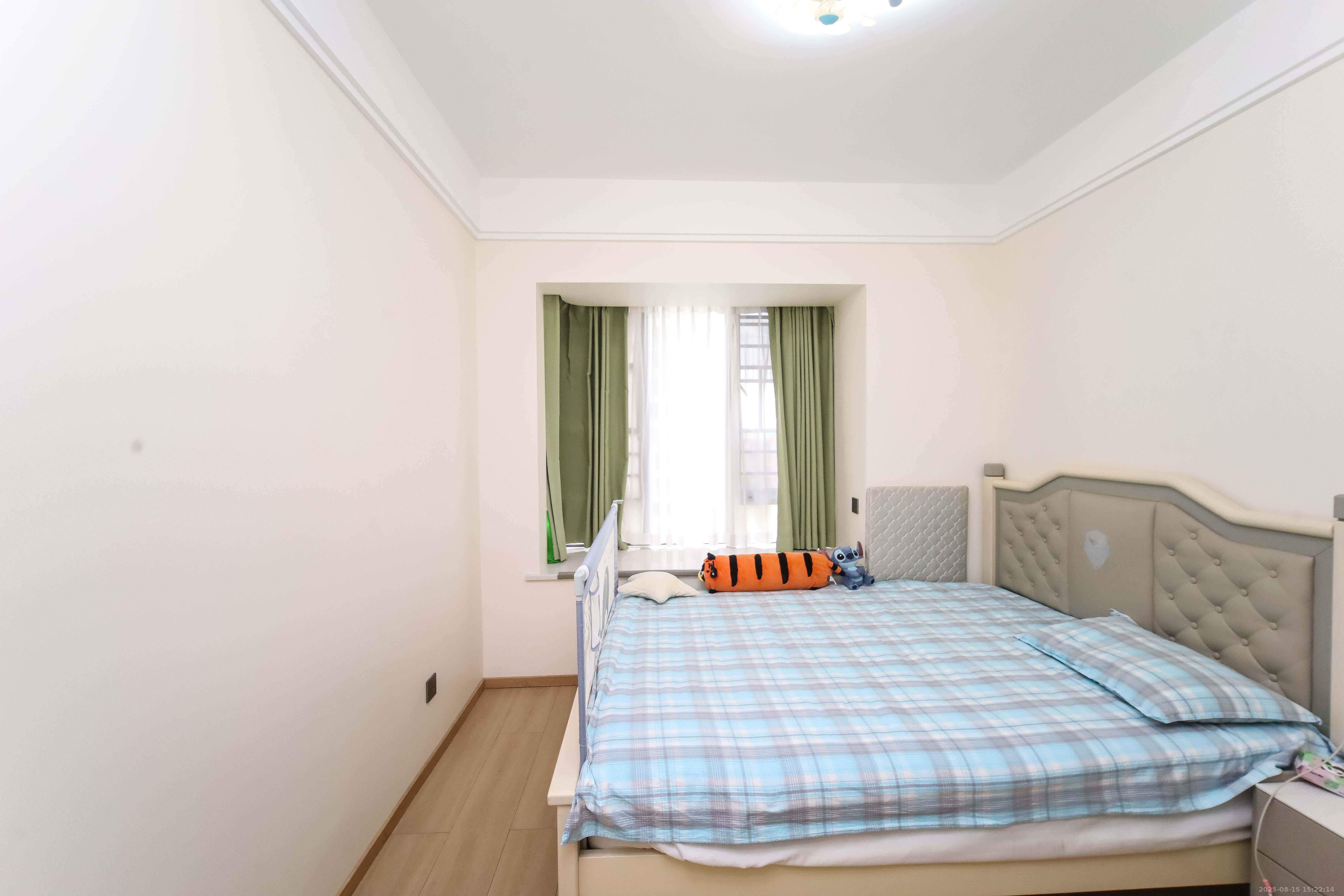 德奥悦东方  4室2厅2卫    260.0万卧室