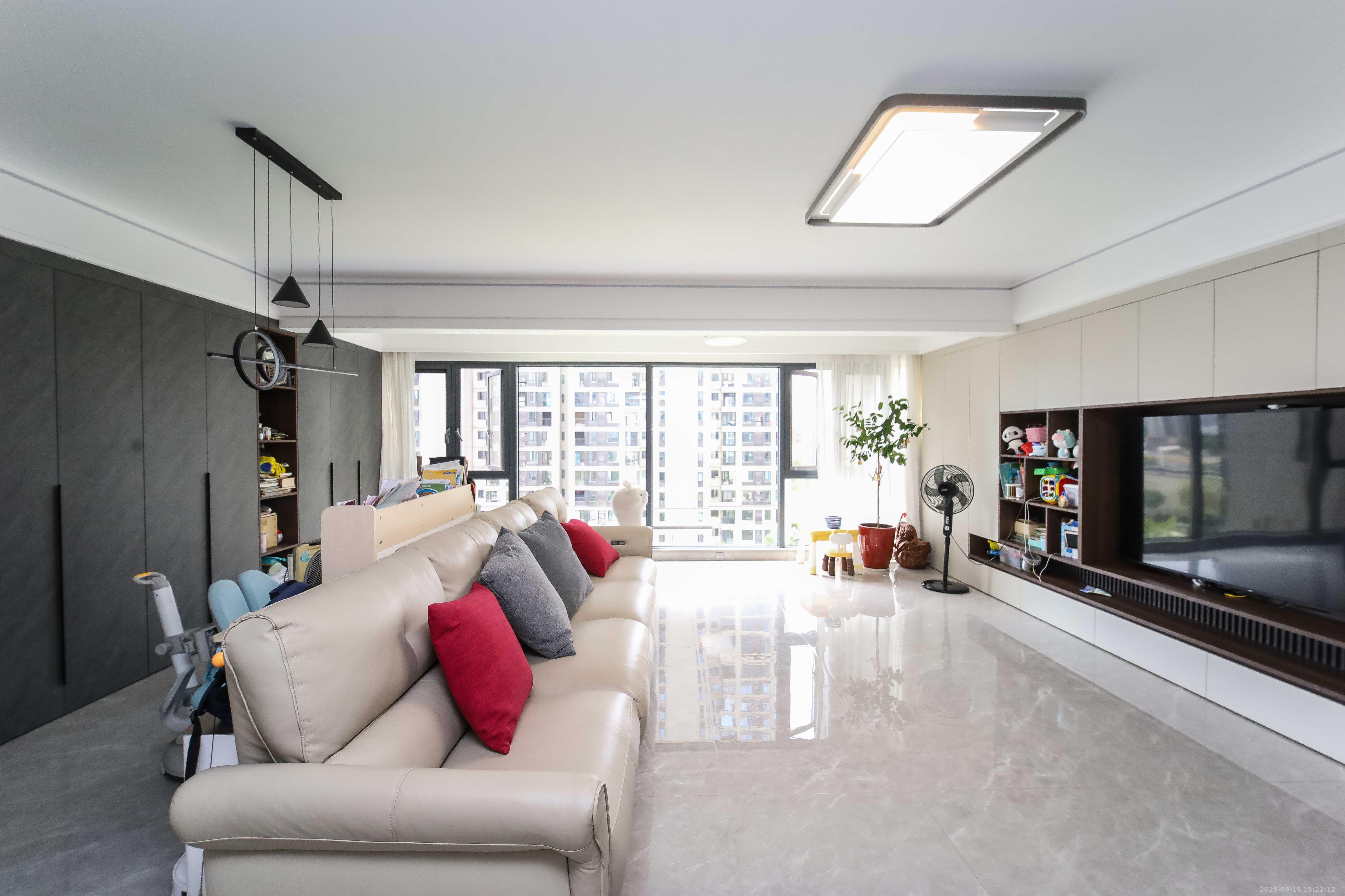 德奥悦东方  4室2厅2卫    260.0万客厅