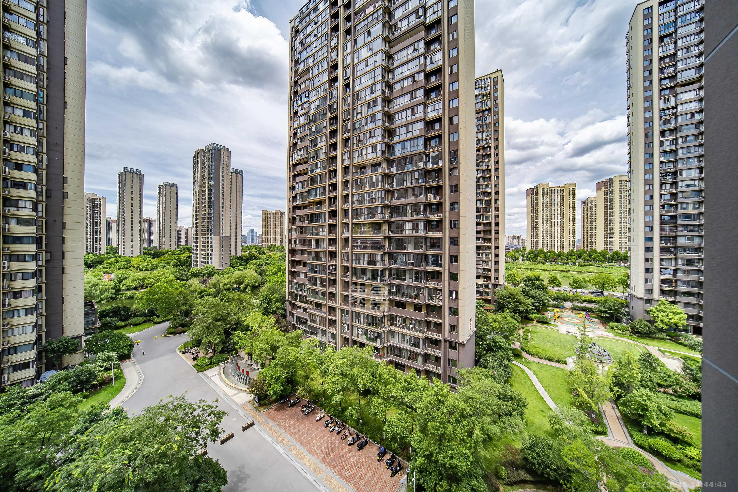 奥克斯滨仕花园(奥克斯洋湖广场/奥克斯中心)  3室2厅2卫    123.0万 奥克斯滨仕花园(奥克斯洋湖广场/奥克斯中心)  3室2厅2卫    123.0万其他