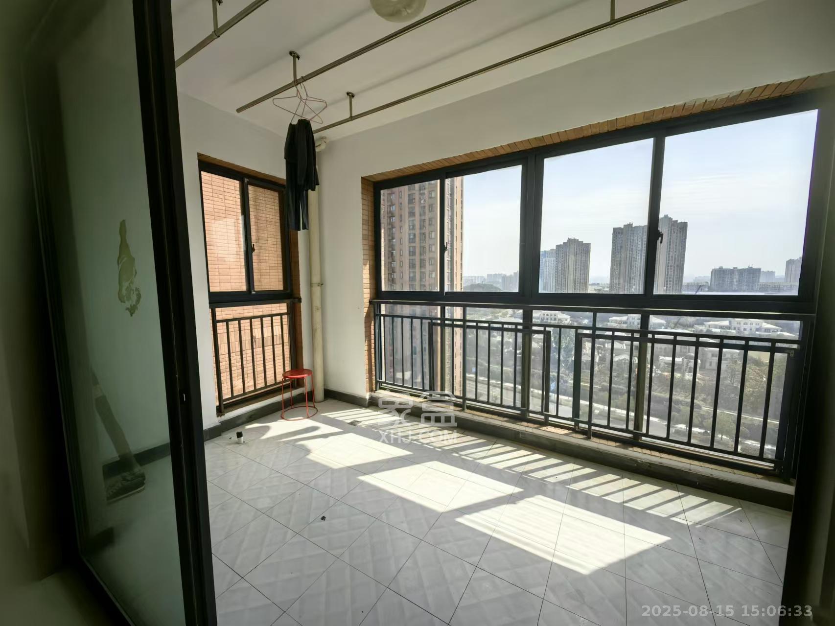 三一街区  4室2厅2卫    2400.0元/月室内图